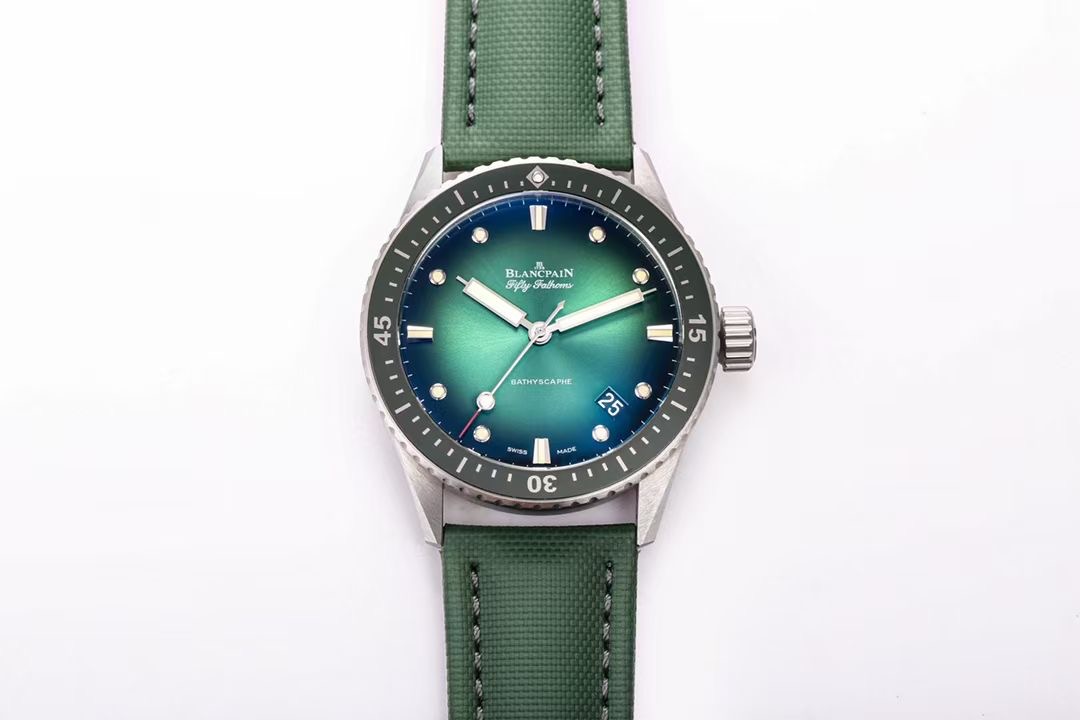 NO:641492,GF's latest style, the highest version, the new Aurora Green Blancpain Fifty Fathoms steel case limited edition. The stunning color of the dial is formed by the fusion of the optical effects of dozens of layers of nano-coatings. Its principle is exactly the same as the Aurora. Between reality and fantasy, Aurora Green roams freely. This green is alive and intoxicating. Let us indulge in the light and shadow in our spare time!  GF Factory’s ingenious masterpiece welcomes you to taste it!  ,19860909GF最新款式,最高版本,全新极光绿宝珀五十噚钢壳限量款 表盘惊艳的色泽 由数十层纳米镀层的光学效应相互融合而成 其原理与极光如出一辙 真实和梦幻之间,极光绿自在游走 这绿色是活的,绿得令人心醉 让我们闲暇之余,沉醉于光影之间！ GF Factory匠心力作 欢迎各位表友的品鉴！,,Watch