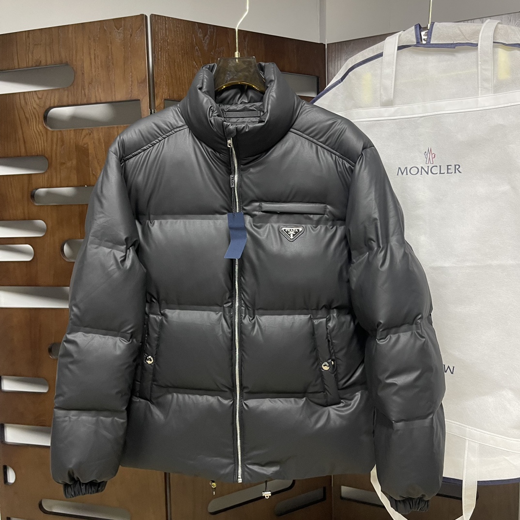 NO:653719,PRADA's new down jacket, custom-developed hardware accessories, all details are fully processed!  The upper body effect of the version is great!  Versatile, fashionable and handsome!  National standard 90 imported white goose down filling!  The original memory silk fabric at the counter has a straight and stylish texture, keeping you warm and not bulky!  The upper body is awesome. Size 48-56 (CX,, prada, prada, down jacket, alexander wang19860909PRADA 普拉达 新款羽绒服,定制开发五金配件所有细节处理全面到位 ！版型上身效果超赞！百搭时髦又帅气！国标90进口白鹅绒填充！专柜原版记忆丝面料质感立挺有型,保暖拒绝臃肿！上身超赞.码数48-56（CX,,prada,prada,down jacket,alexander wang,Men's clothing