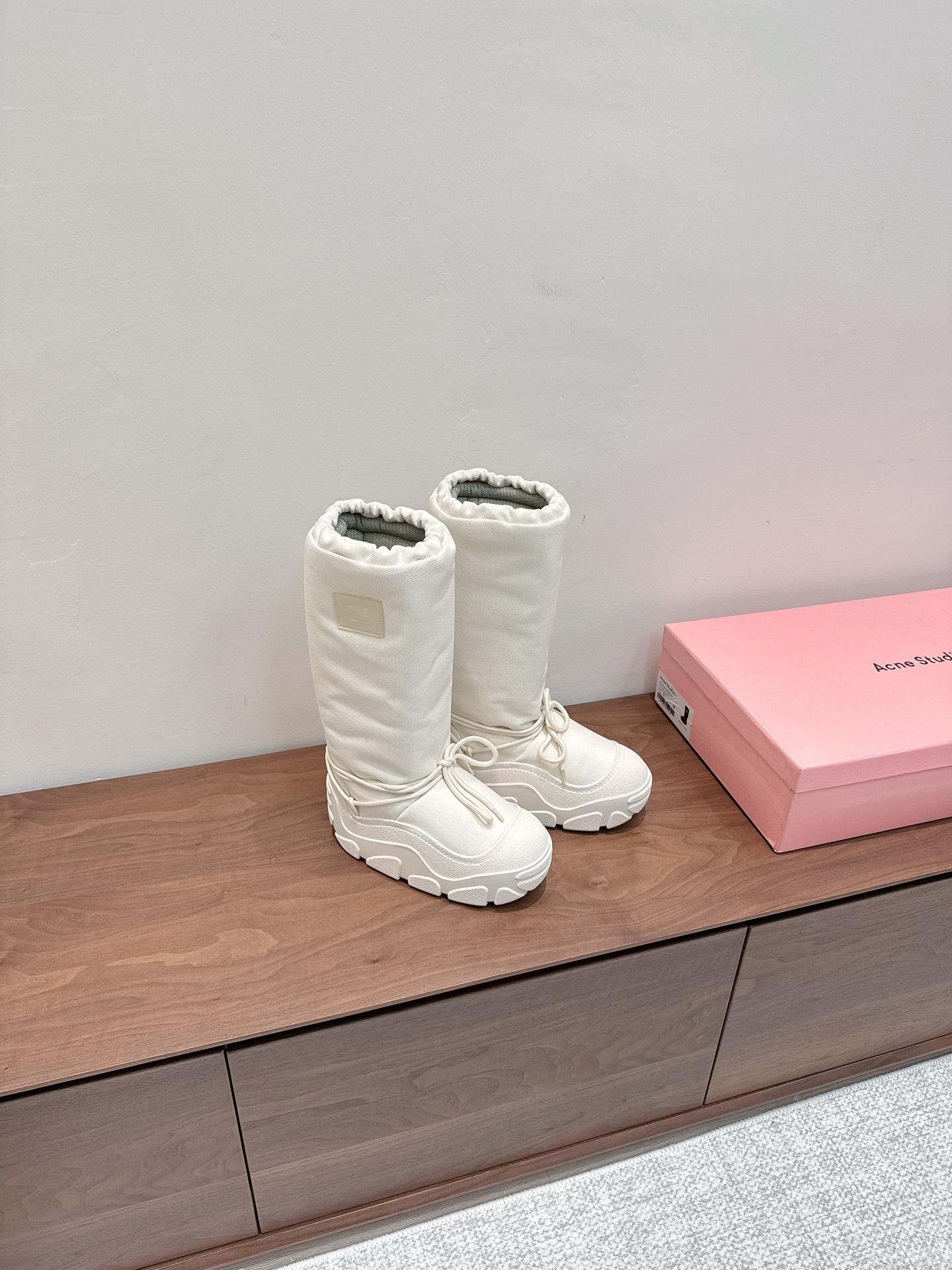 NO:577657,Short boots and long boots Acne Studios ~ vs winter popular snow boots series... [Snow short boots with round toe thick soles and smiley faces] The winter eye-catching artifact is chubby, soft, and simply cute. The boot seal design, the winding lace style, beautiful and prevents the shoes from falling off, emoticon badges on the sides... The fabric is original customized waterproof canvas fabric, the lining is original customized space cotton, the feet are original customized space cotton  Exclusive original open-molded non-slip rubber sole, sole with smiley face logo (sole thickness 4.5cm) Boot height 14.5cm, boot circumference 37cm (size 36) (0.5cm between sizes) Size 35-39 (40 customized, non-returnable) Original full set of packaging, color synchronized with the official website in 3 colors, snow boots, Acne studios, dior, boots19860909短靴长靴 Acne Studios ～vs冬季爆款雪地靴系列……【圆头厚底笑脸雪地短靴】 冬日吸睛神器胖乎乎,软绵绵的,简直可爱到靴筒收口设计,缠绕式鞋带样式,美观又防止鞋脱落,侧边饰表情徽章…… 面料原版定制防水帆布料 内里原版定制太空棉 垫脚原版定制太空棉 大底独家原版开模防滑橡胶底,鞋底笑脸标识性LOGO（底厚4.5cm） 筒高14.5cm靴围37cm (36码) (尺码之间0.5cm) 码数35-39（40定制不退换） 包装原版全套包装 颜色官网同步3色出,雪地靴,acne studios,dior,boots,Women's Shoes