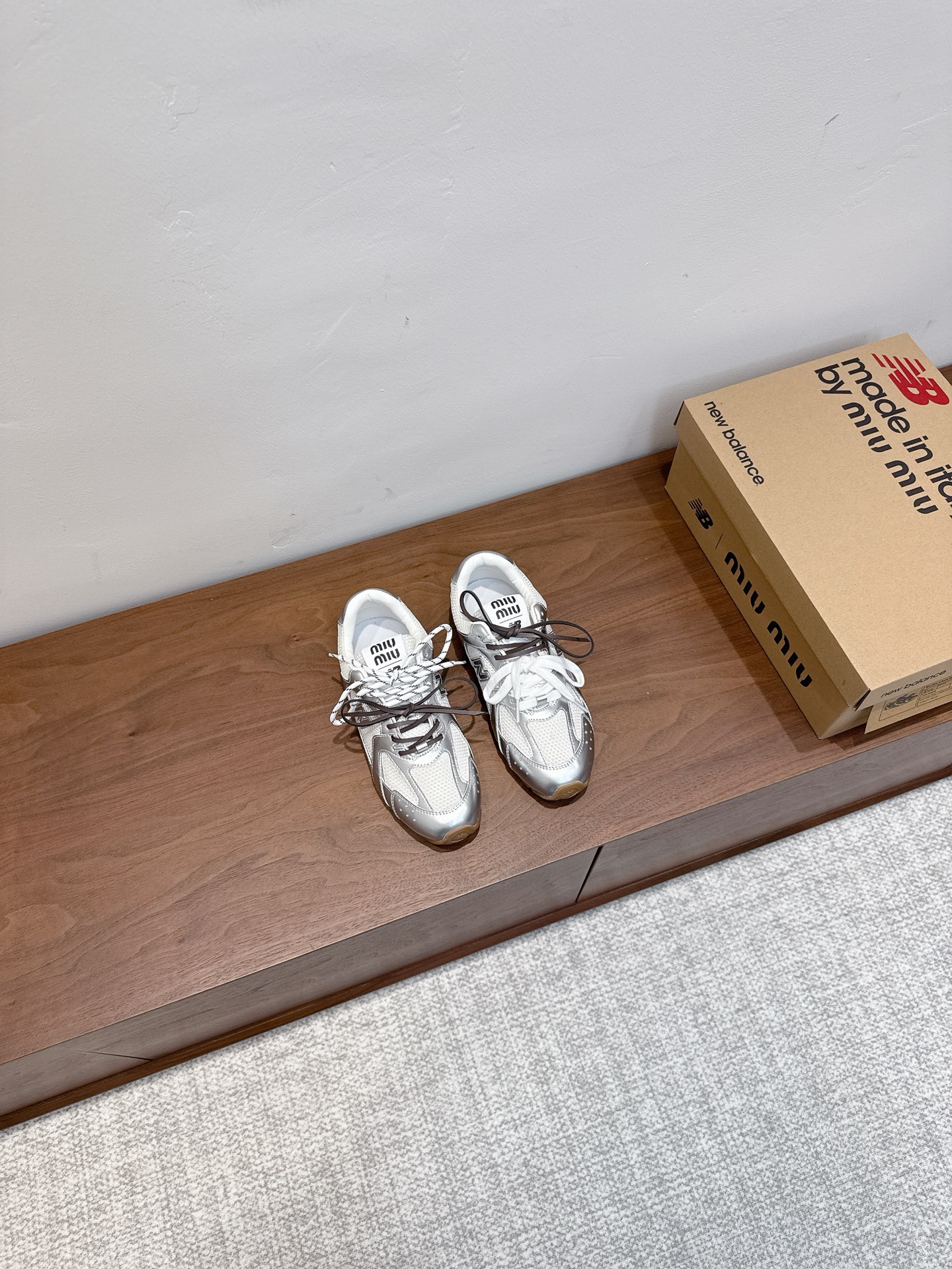 NO:284266,Long-term production, real-price men's model 10 yuan, top version x New Balance Co-branded NB530 couples casual sneakers Forrest Gump shoes Deshu shoes Original purchase and development Miu Miu x New Balance classic NB530 sneakers have introduced its own iterative version 530SL. The sneakers adopt a deconstruction and lightweight design, with brown and beige colors, with a bit of antique fabric covering the outline of New Balance 530. The deliberately worn and uneven leather tones give the buckle shoes a different personality. This joint shoe is equipped with a pair of lace designs, including white, orange, brown and yellow laces, creating a casual tie-up feeling, which adds a bit of overall feeling. Boyish and casual sexiness Fabric: Original custom imported cowhide, inner lining original imported sheepskin, original sole, open mold, anti-slip, raw rubber sole, size number for women, size number for 35--39, 40, custom-made without return and exchange, size number for men: men's size 40-45,,, miumiu, sneakers, cowhide, sheepskin19860909长期做货 实价男款10块MiuMiu缪缪 顶级版本x New Balance 联名款NB530情侣款 休闲 运动鞋 阿甘鞋 德训鞋 原版购入开发做货 Miu Miu x New Balance 经典NB530运动鞋中汲取灵感推出了自己的迭代版本530SL.该运动鞋采用解构和轻盈的设计,有棕色和米色配色,带点彷旧日的布料包覆着 New Balance 530的轮廓,刻意磨损、不均匀的皮革色调,让波鞋多了不同的个性这款联名鞋款配有双鞋带设计,包括白色、橙色、棕色和黄色鞋带,营造出随性系起的感觉,为整体感又多了几分 Boyish 以及率性感 面料:原版定制进口头层牛皮 内里原版进口羊皮里 鞋底原版开模防滑生胶底 码数女码35--39,40定制不退换 码数:男码40-45,,,miumiu,sneakers,cowhide,sheepskin,Men's shoes