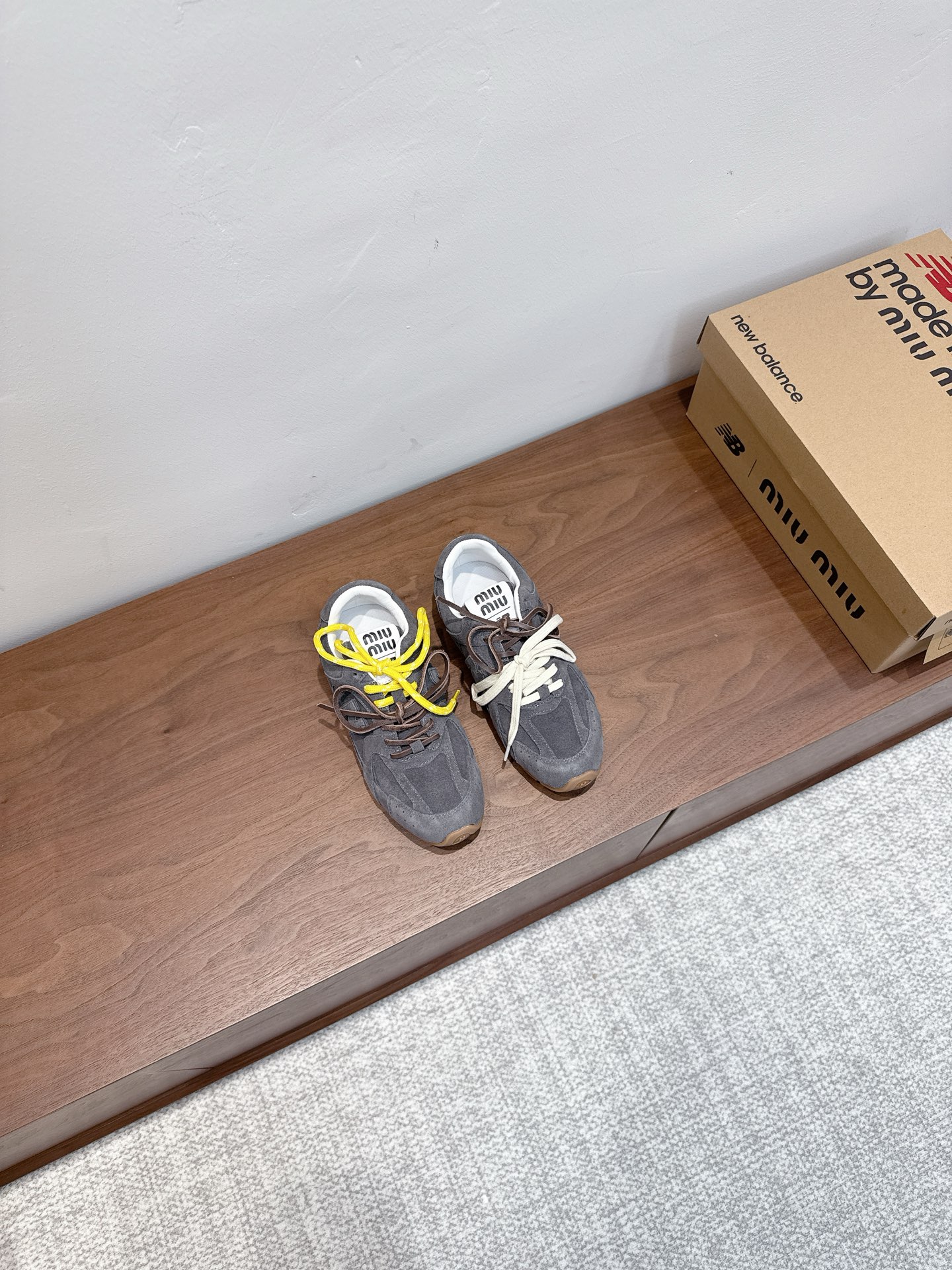 NO:284255,Long-term production, real-price men's model 10 yuan, top version x New Balance Co-branded NB530 couples casual sneakers Forrest Gump shoes Deshu shoes Original purchase and development Miu Miu x New Balance classic NB530 sneakers have introduced its own iterative version 530SL. The sneakers adopt a deconstruction and lightweight design, with brown and beige colors, with a bit of antique fabric covering the outline of New Balance 530. The deliberately worn and uneven leather tones give the buckle shoes a different personality. This joint shoe is equipped with a pair of lace designs, including white, orange, brown and yellow laces, creating a casual tie-up feeling, which adds a bit of overall feeling. Boyish and casual sexiness Fabric: Original custom imported cowhide, inner lining original imported sheepskin, original sole, open mold, anti-slip, raw rubber sole, size number for women, size number for 35--39, 40, custom-made without return and exchange, size number for men: men's size 40-45,,, miumiu, sneakers, cowhide, sheepskin19860909长期做货 实价男款10块MiuMiu缪缪 顶级版本x New Balance 联名款NB530情侣款 休闲 运动鞋 阿甘鞋 德训鞋 原版购入开发做货 Miu Miu x New Balance 经典NB530运动鞋中汲取灵感推出了自己的迭代版本530SL.该运动鞋采用解构和轻盈的设计,有棕色和米色配色,带点彷旧日的布料包覆着 New Balance 530的轮廓,刻意磨损、不均匀的皮革色调,让波鞋多了不同的个性这款联名鞋款配有双鞋带设计,包括白色、橙色、棕色和黄色鞋带,营造出随性系起的感觉,为整体感又多了几分 Boyish 以及率性感 面料:原版定制进口头层牛皮 内里原版进口羊皮里 鞋底原版开模防滑生胶底 码数女码35--39,40定制不退换 码数:男码40-45,,,miumiu,sneakers,cowhide,sheepskin,Men's shoes