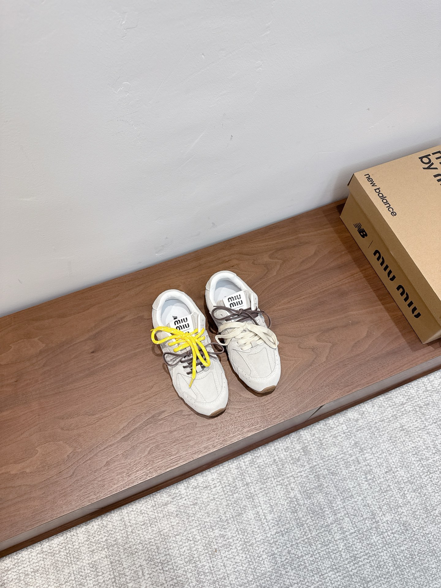 NO:284261,Long-term production, real price, men's 10 yuan MiuMiu Miu Miu Top version x New Balance Co-branded NB530 couples casual sneakers Forrest Gump shoes Deshu shoes Original purchase and development Miu Miu Miu x New Balance classic NB530 sneakers have introduced its own iterative version 530SL. The sneakers adopt a deconstruction and lightweight design, with brown and beige color matching, with a bit of antique fabric covering the outline of New Balance 530. The deliberately worn and uneven leather tones give the buckle shoes a different personality. This joint shoe is equipped with a pair of shoelace designs, including white, orange, brown and yellow laces, creating a casual tie-up feeling, which adds a bit of overall feeling. Boyish and casual sexiness Fabric: Original custom imported cowhide, inner lining original imported sheepskin, original sole, open mold, anti-slip, raw rubber sole, size number for women, size number for 35--39, 40, custom-made without return and exchange, size number for men: men's size 40-45,,, miumiu, sneakers, cowhide, sheepskin19860909长期做货 实价 男款10块MiuMiu缪缪 顶级版本x New Balance 联名款NB530情侣款 休闲 运动鞋 阿甘鞋 德训鞋 原版购入开发做货 Miu Miu x New Balance 经典NB530运动鞋中汲取灵感推出了自己的迭代版本530SL.该运动鞋采用解构和轻盈的设计,有棕色和米色配色,带点彷旧日的布料包覆着 New Balance 530的轮廓,刻意磨损、不均匀的皮革色调,让波鞋多了不同的个性这款联名鞋款配有双鞋带设计,包括白色、橙色、棕色和黄色鞋带,营造出随性系起的感觉,为整体感又多了几分 Boyish 以及率性感 面料:原版定制进口头层牛皮 内里原版进口羊皮里 鞋底原版开模防滑生胶底 码数女码35--39,40定制不退换 码数:男码40-45,,,miumiu,sneakers,cowhide,sheepskin,Men's shoes