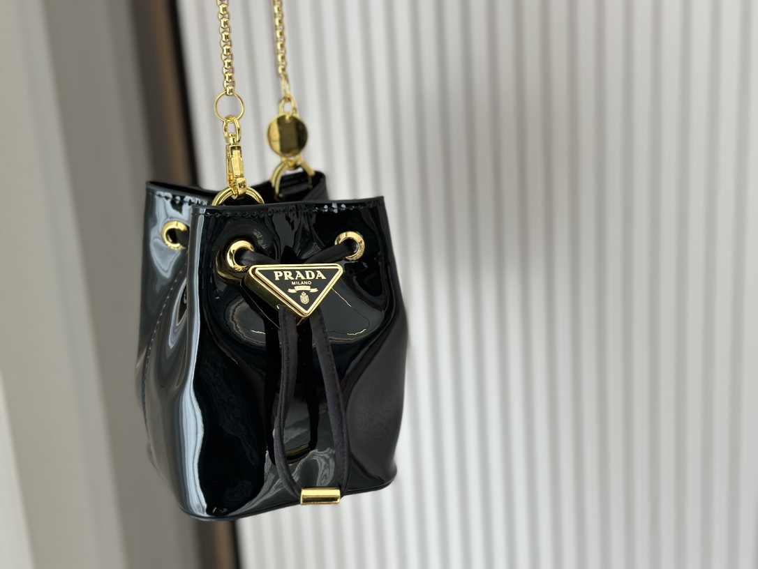 AAAA
 Prada Bucket Bags 2023 Replica
 Fall/Winter Collection Chains