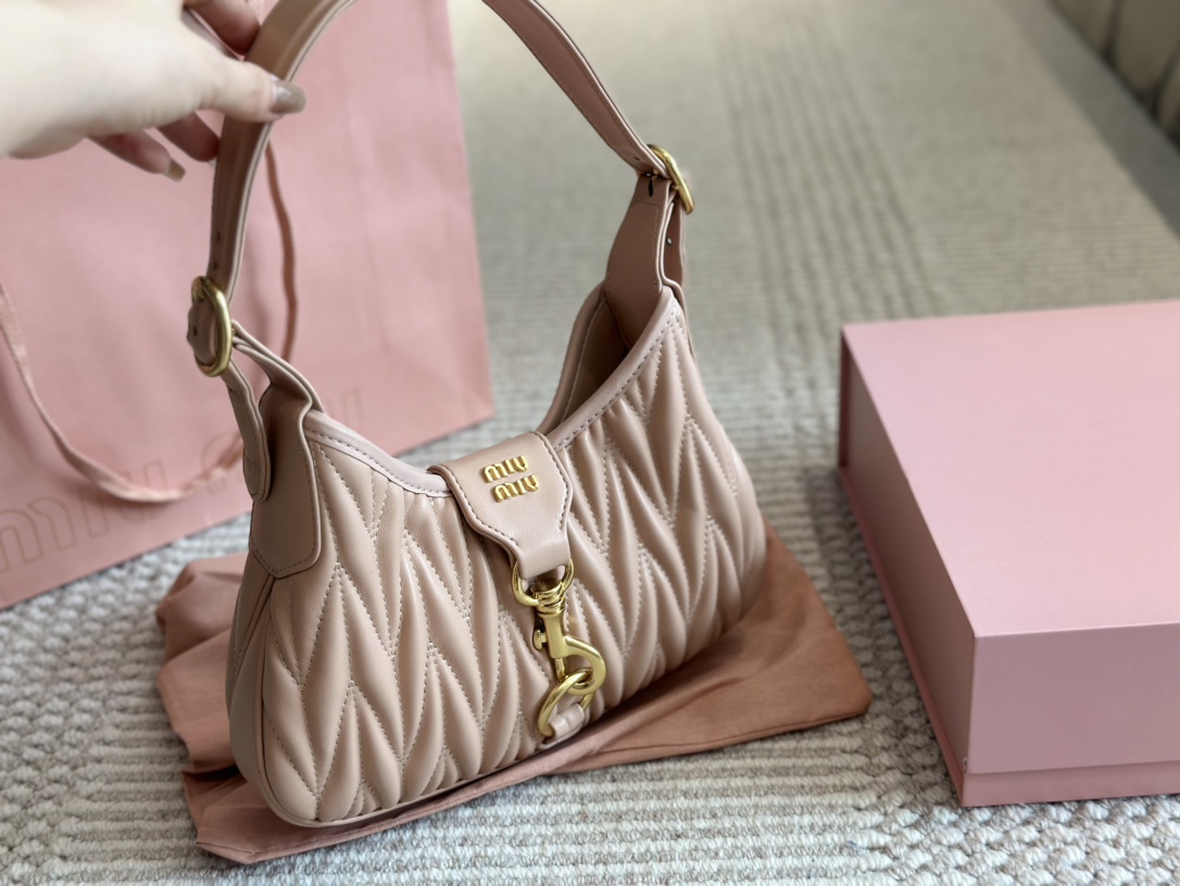 CHANEL Handbag Beige Leather Bag