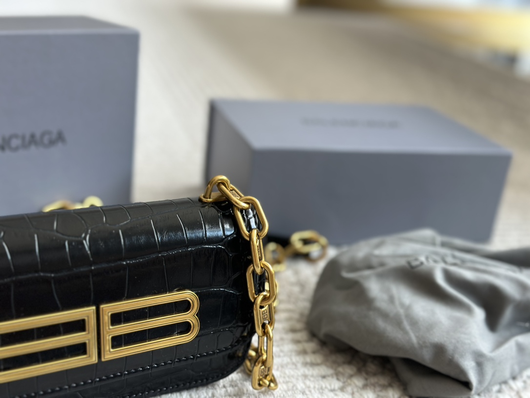Review: BALENCIAGA’s “Gossip Bag” combines toughness with tenderness in versatile designs. - 图片 2