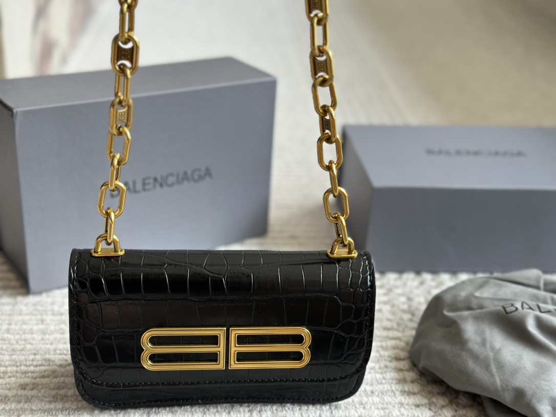 Review: BALENCIAGA’s “Gossip Bag” combines toughness with tenderness in versatile designs. - 图片 7