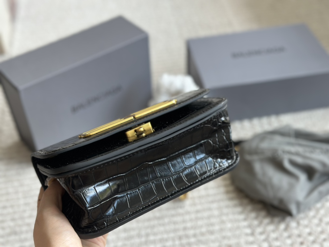 Review: BALENCIAGA’s “Gossip Bag” combines toughness with tenderness in versatile designs. - 图片 4