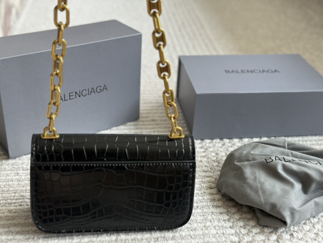 Review: BALENCIAGA’s “Gossip Bag” combines toughness with tenderness in versatile designs. - 图片 6