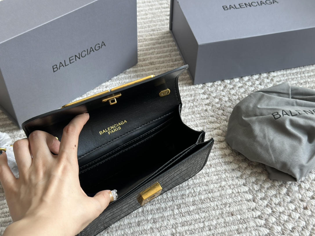 Review: BALENCIAGA’s “Gossip Bag” combines toughness with tenderness in versatile designs. - 图片 9