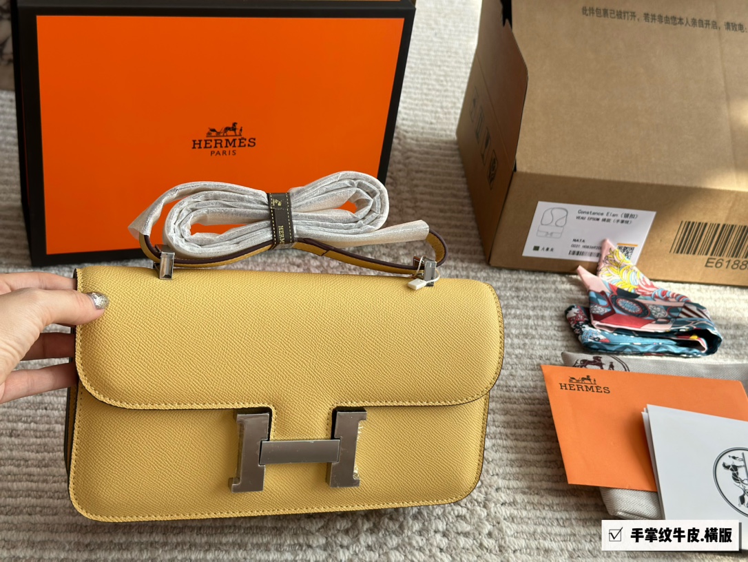 横版¥275
Hermes 原版牛皮空姐包‼
24k金H扣康康包,激光五金,顶级做工和皮质,整只包包的细节精致完美,包型的弧度圆润刚刚好。出去吃饭逛街约会随便一拿就很精致时髦!细节无可挑剔。尺寸 26 13cm
🎁配专柜折叠盒🎁原版防尘袋