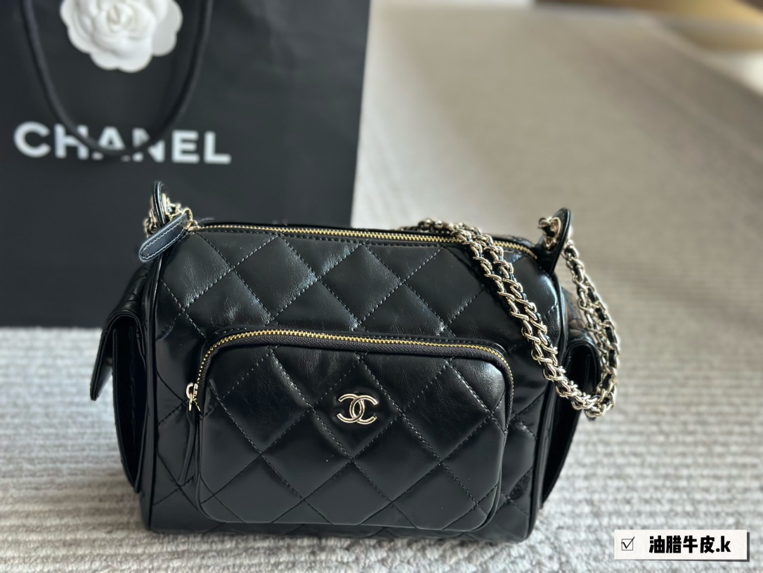 La borsa per fotocamera Chanel p220 è anche una borsa da bowling. Ha tasche sul davanti, sul retro, a sinistra e a destra. Anche se è realizzata in pelle di vacchetta, sembra che non sia affatto schizzinosa sarebbe stato un tamburo quando l’ho comprato. Quando ho visto il modello reale, sembrava davvero bello. Ha un aspetto completamente retrò e alla moda