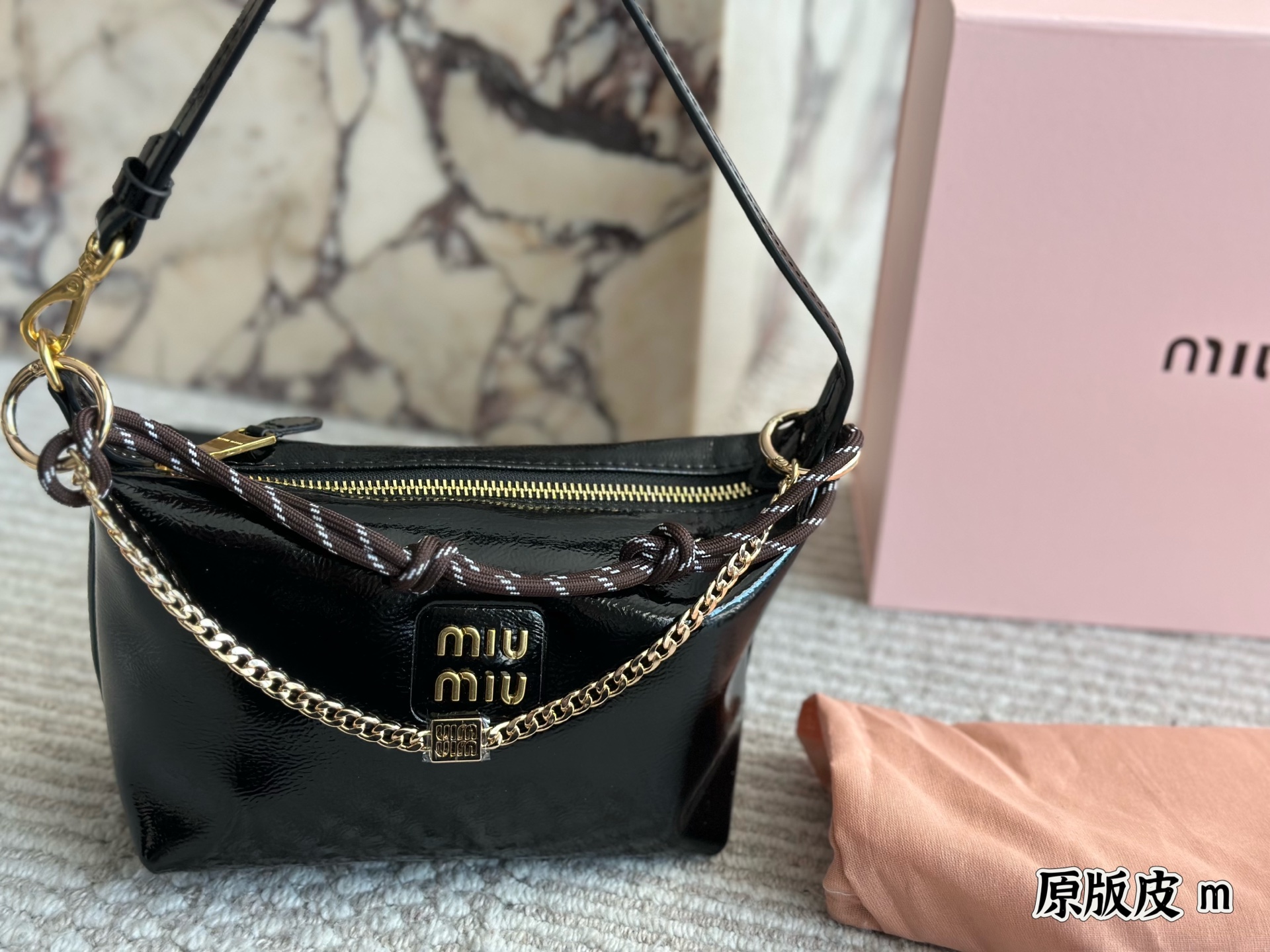 p190 La mini hobo Miumiu ha un’atmosfera fantastica Consigliato ✔️ La pelle è così morbida. La taglia è molto carina (*~V~). Può essere portata su una spalla, sotto l’ascella o su entrambe le spalle. 19*15 metri