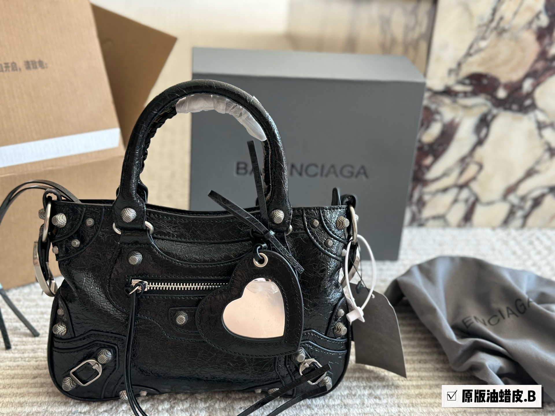 💰 240 Dimensioni in scatola: 26*15 cm Balenciaga Le Cagole rende omaggio alla classica serie di sacchetti per motociclette, pesante Nuovo King Aspetto La tracolla intrecciata regolabile con occhielli aggiuntivi e borsa per schede in pelle esterna, specchio sospeso a forma di cuore 🉑️ Are atrio Indietro