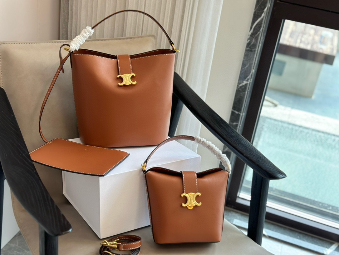 💰360、135 配盒 升级版
size: 17*15cm(小)
24*25cm (大)
Celine 水桶包
一直很喜欢水桶的包
颜值超级在线哦💯🌱
celine水桶包越背越顺手