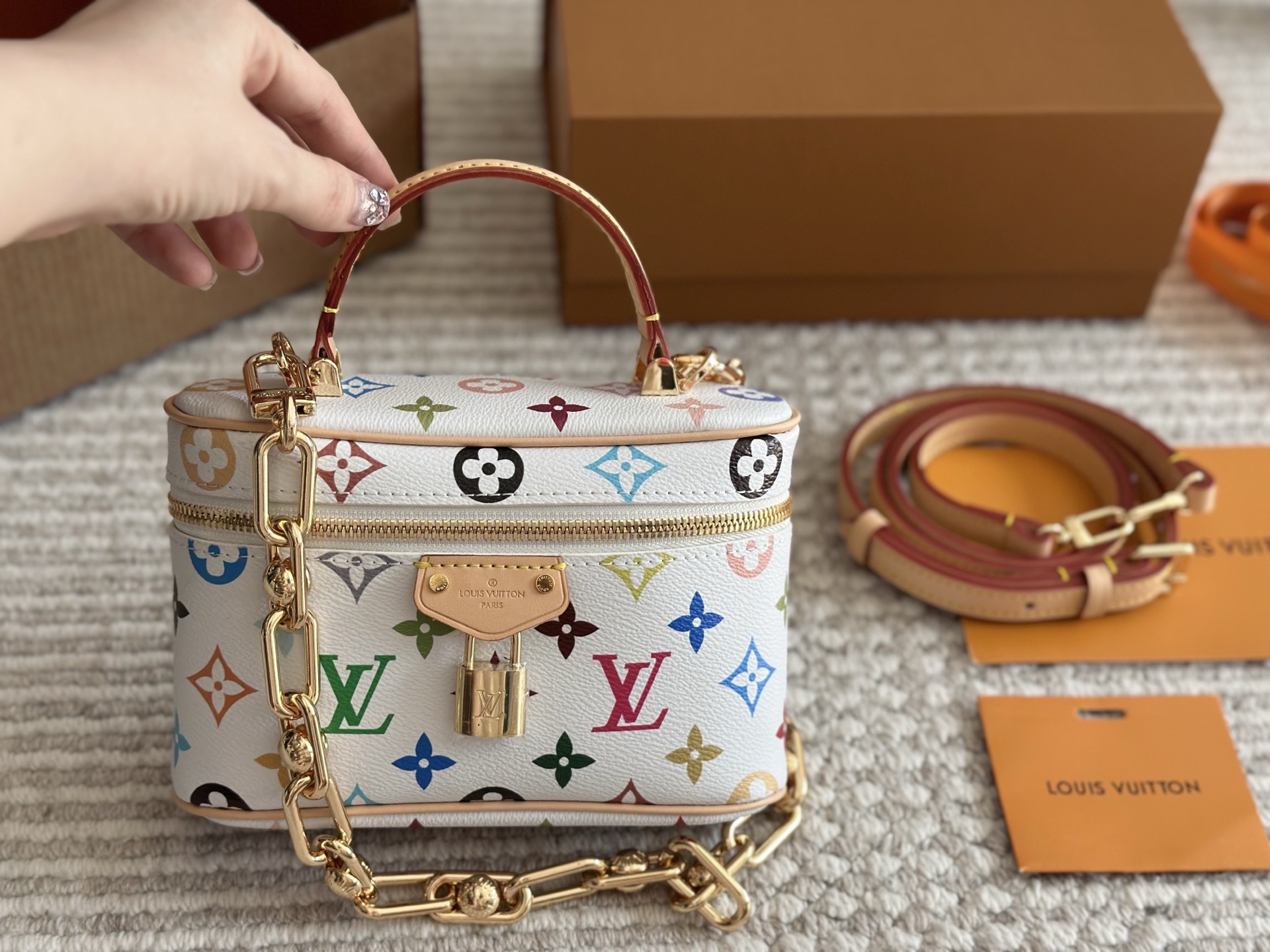 ¥ 210 La nuova versione di replica bianca a tre colori con box🎁l home la nuova borsa per il trucco è davvero bellissima! È molto piccolo e squisito, ed è la larghezza giusta. Tutti i vestiti che i presbiteriani stanno bene! Ho un bell’aspetto e un bell’aspetto! Le sorelle che ti piacciono davvero non hanno bisogno di esitare