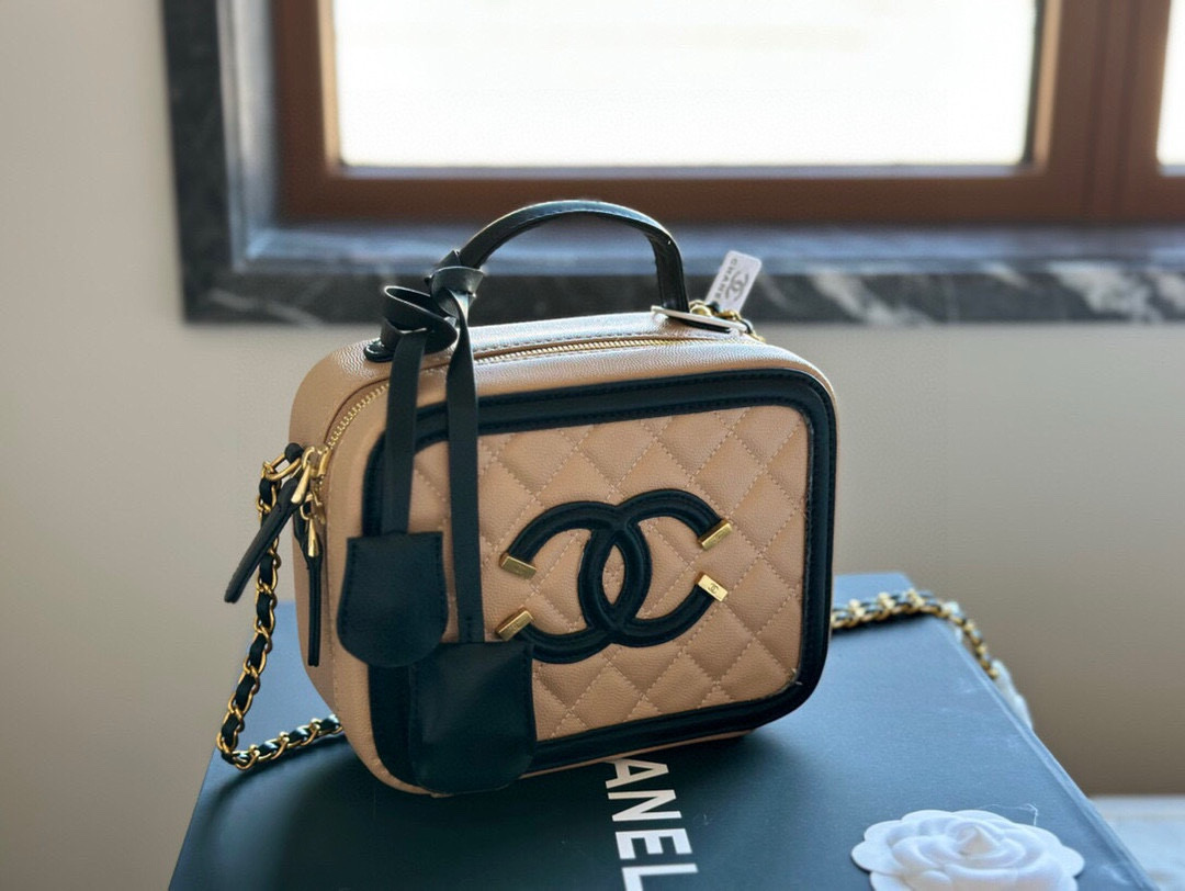 La nuova borsa per il trucco della scatola di Chanel è realizzata in tessuto caviale per mostrarti il ​​più bello sempre. Può essere indossato su una spalla e traversa, mostrando l’elegante temperamento di una donna 💃💃, è una borsa a catena casual super versatile taglia 20 p155