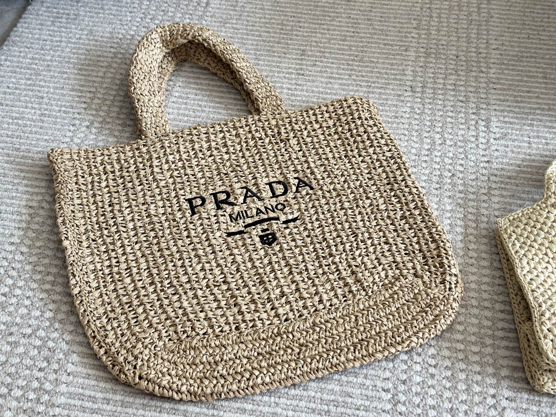 La borsa della spesa intrecciata di Prada P140 non può sfuggire alle ragazze. `#borse intrecciata #handmade#borse da spiaggia Prada#