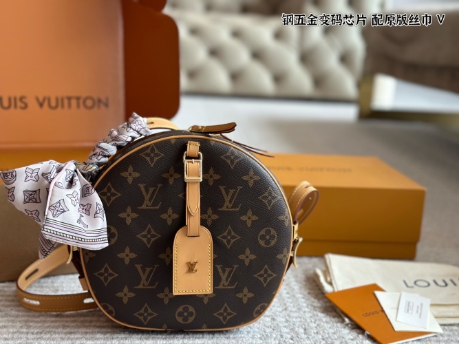 Louis Vuitton Hat Box Mini: Iconische Monogram Canvas Handtas, 21x20 cm 1 Louis Vuitton Hat Box Mini: Iconische Monogram Canvas Handtas, 21x20 cm