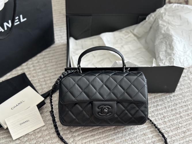 Chanel 23K CF Sac à Main en Cuir d'Agneau Noir avec Poignée et Chaîne 1 Chanel 23K CF Sac à Main en Cuir d'Agneau Noir avec Poignée et Chaîne