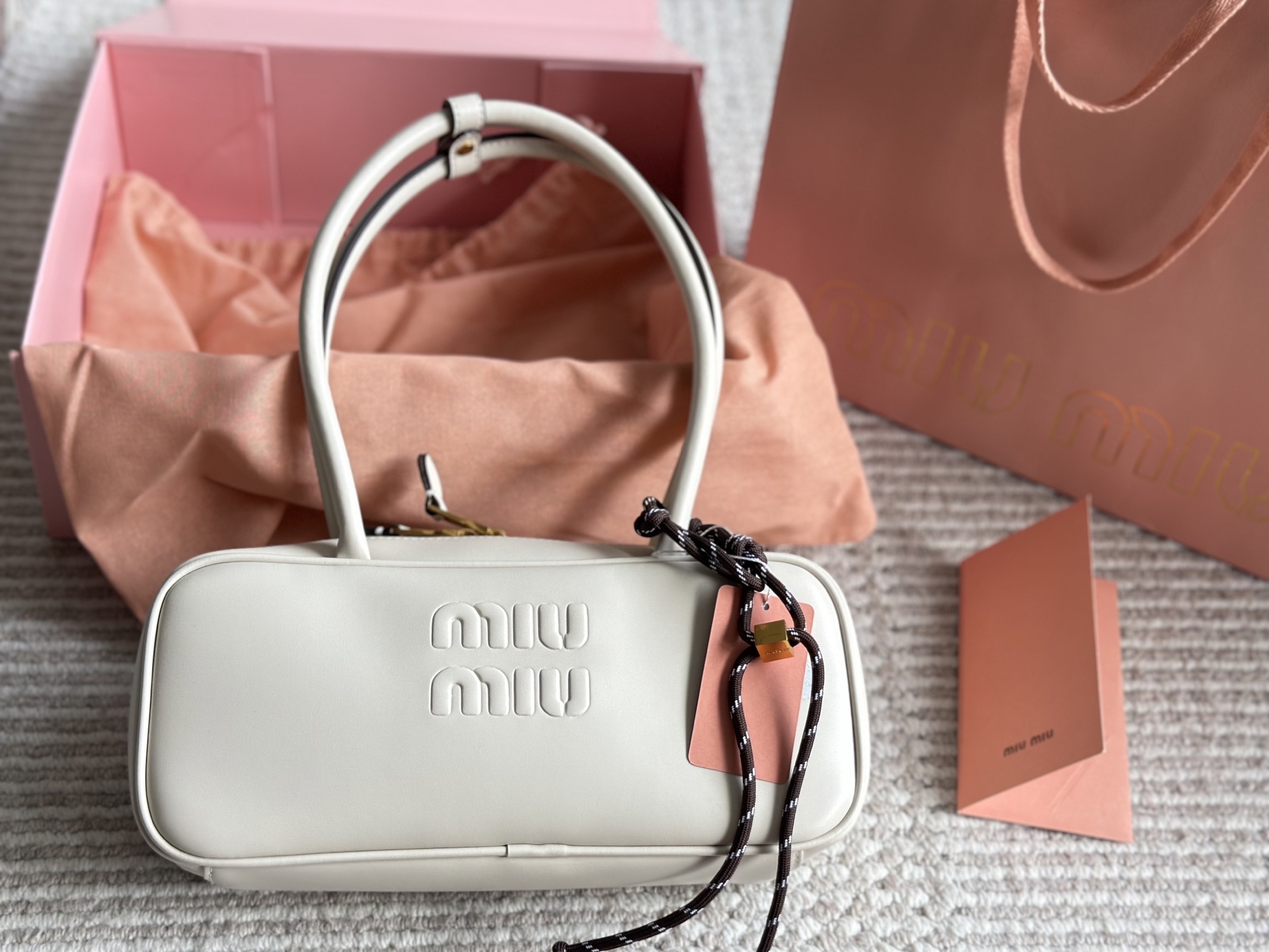 💰420 配盒
size:28 12cm 小号
miumiu保龄球/公文包/
对版面料
皮质光滑细腻柔软,
棉质缎面衬里。
背起来都很nice 哦
可手拎也可斜挎!
出场就是miumiu小公主!