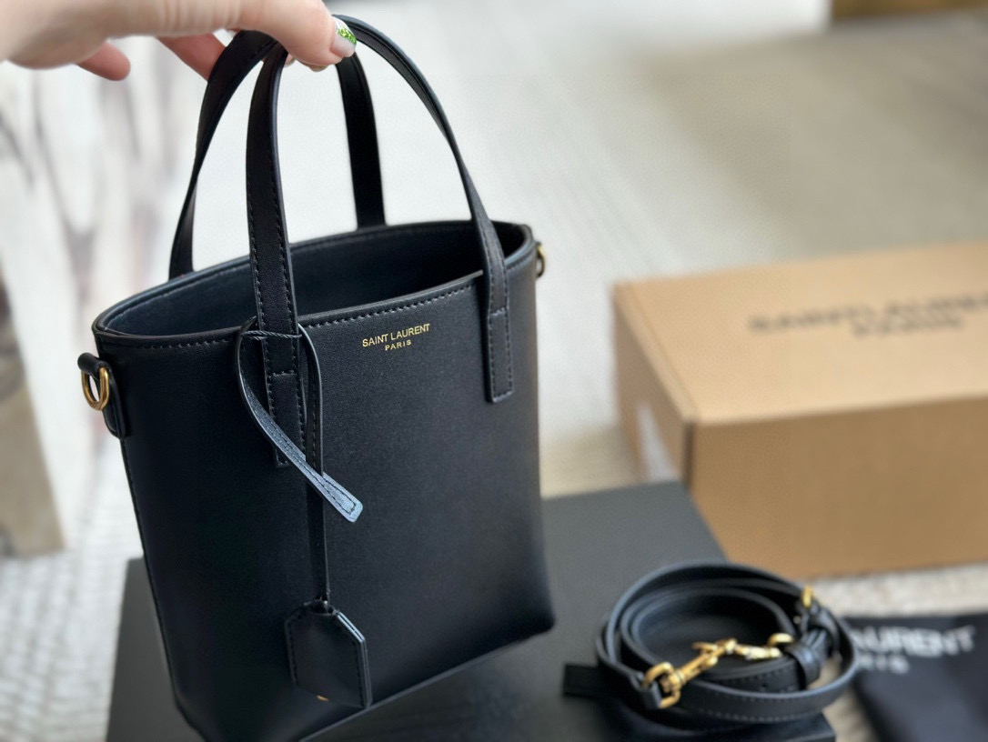 💰360 升级版(配盒)
size: 21 12cm
YSL圣罗兰| 迷你 水桶
水桶包不要太可爱辣!!!!
可以手提手挽也有肩带可以单肩背~背法多样~
牛皮皮质细腻又舒服!