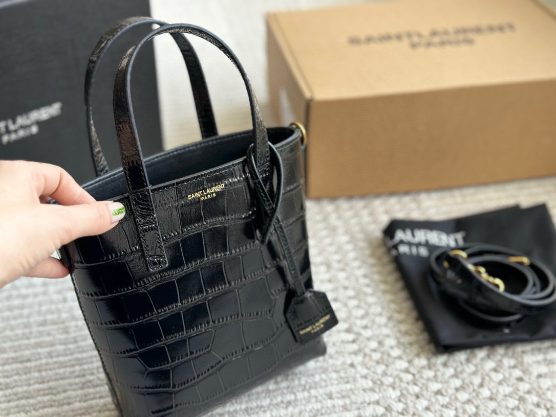 💰360 升级版(配盒)
size: 21 12cm
YSL圣罗兰| 迷你 水桶
水桶包不要太可爱辣!!!!
可以手提手挽也有肩带可以单肩背~背法多样~
牛皮皮质细腻又舒服!