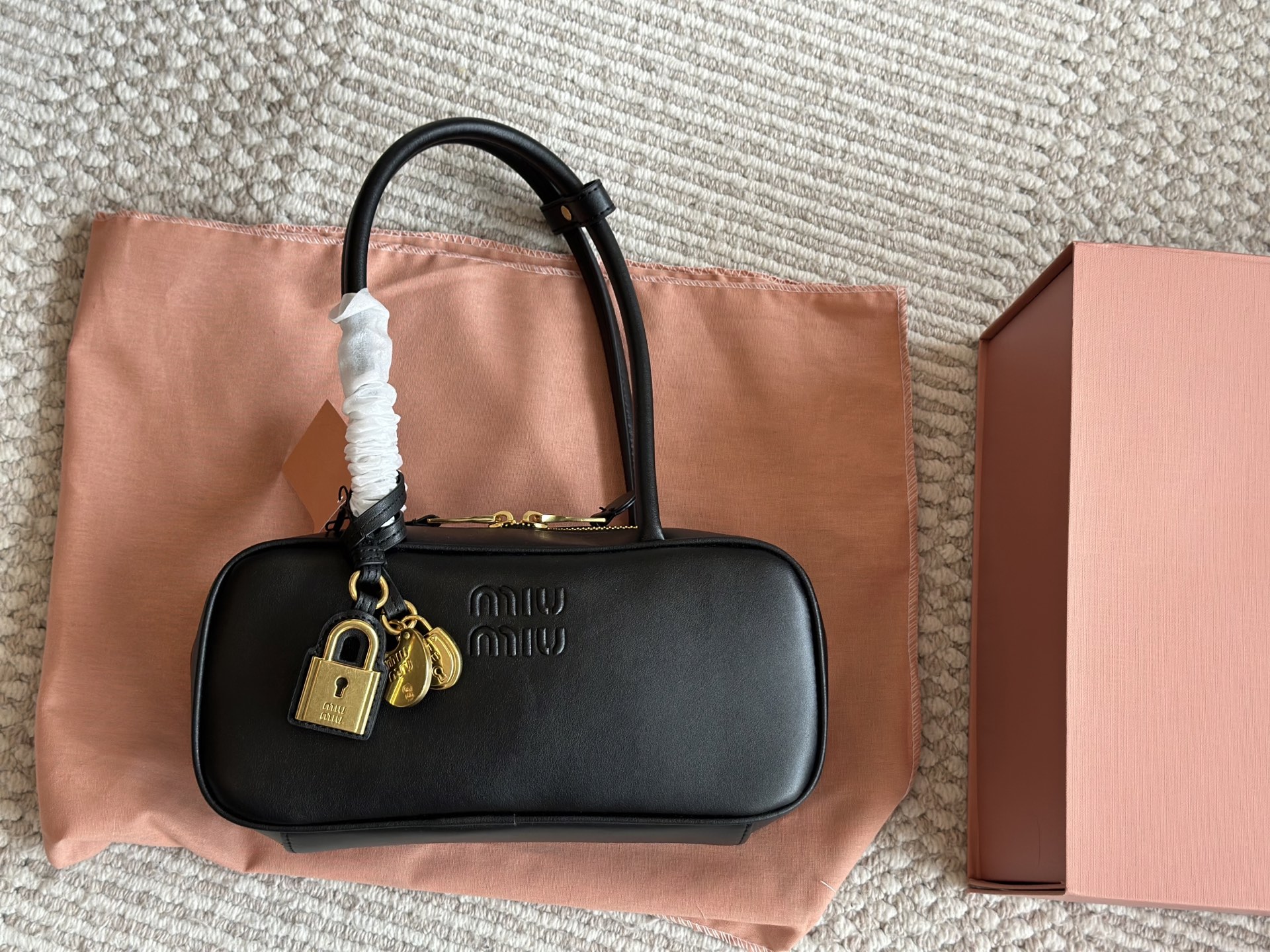 💰470 配挂件 高版

size：28*12cm
miumiu保龄球/公文包/
Miu又来抢钱了新款帆布公文包 来咯 ！
背起来都很nice 哦
出场就是miumiu小公主！