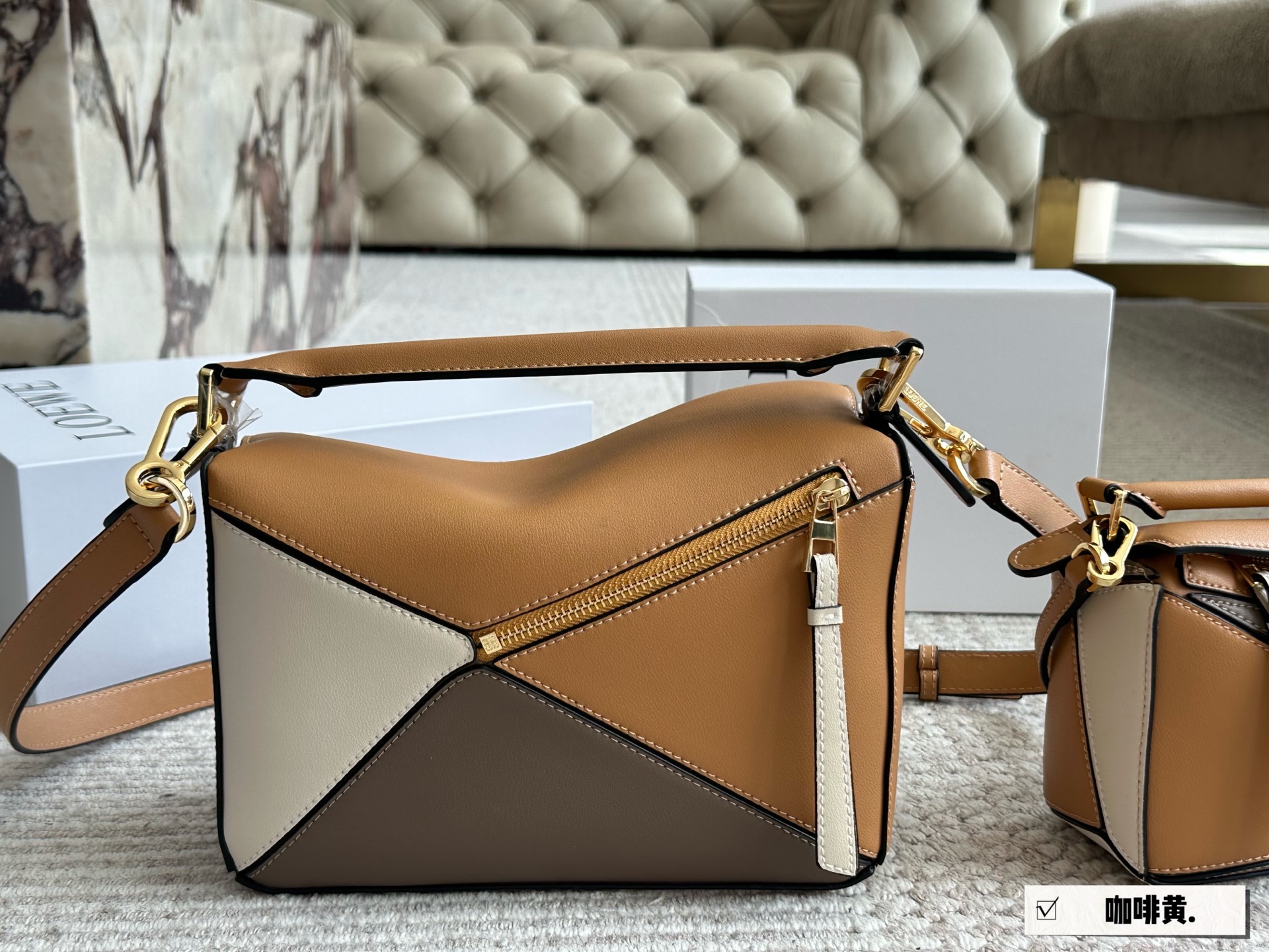 💰175 💰205 配盒

尺寸： 18*11cm（小号）   
          24*15cm（大号）
loewe  几何包puzzle 
很有质感的颜色，
新拼色粉紫色Puzzle Edge很高级哦！
⚠️牛皮品质🐂！
完全hold住！


