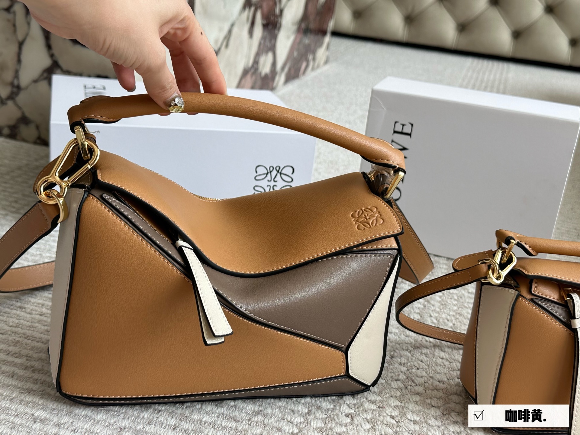 💰175 💰205 配盒

尺寸： 18*11cm（小号）   
          24*15cm（大号）
loewe  几何包puzzle 
很有质感的颜色，
新拼色粉紫色Puzzle Edge很高级哦！
⚠️牛皮品质🐂！
完全hold住！


