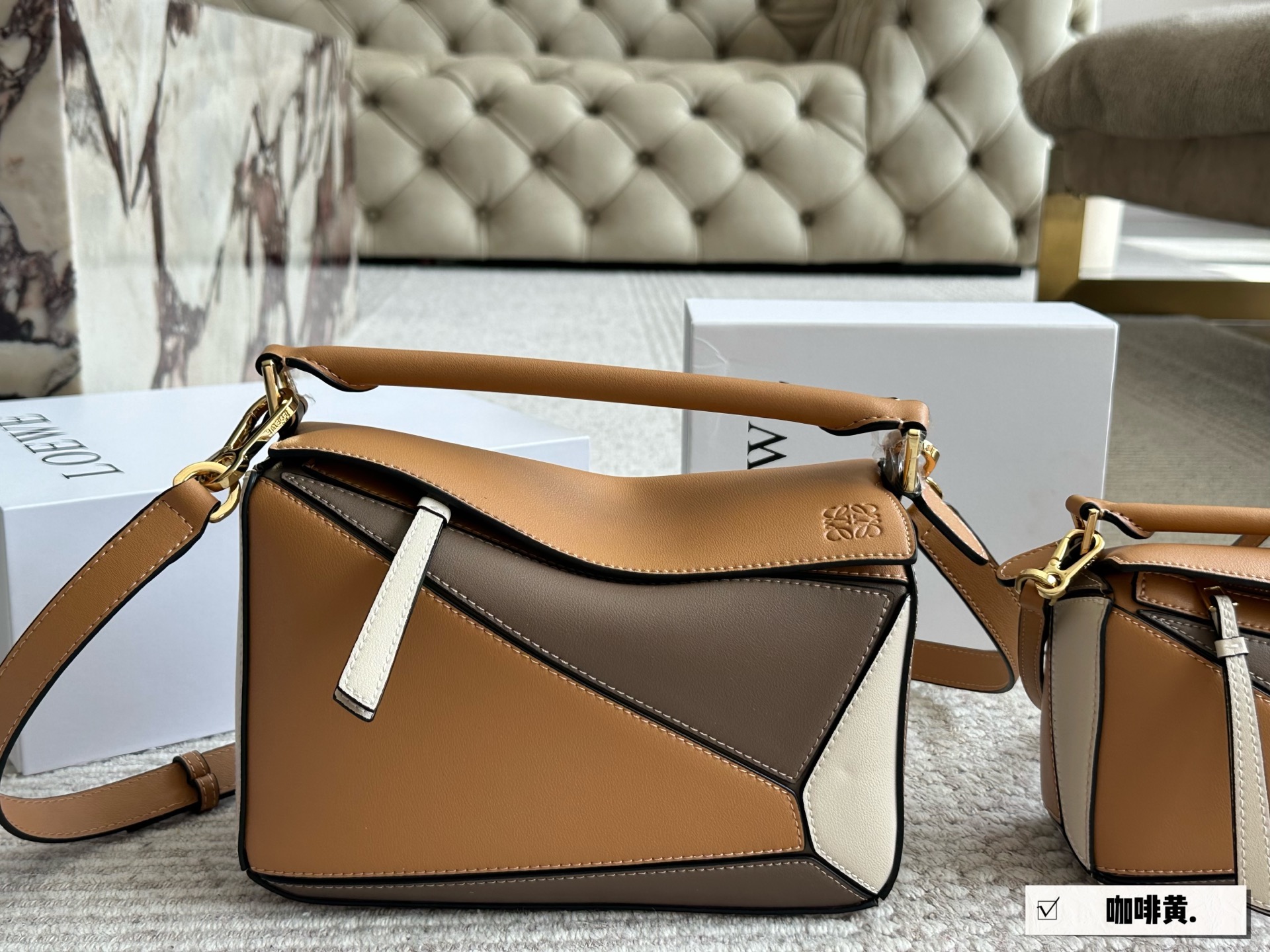 💰175 💰205 配盒

尺寸： 18*11cm（小号）   
          24*15cm（大号）
loewe  几何包puzzle 
很有质感的颜色，
新拼色粉紫色Puzzle Edge很高级哦！
⚠️牛皮品质🐂！
完全hold住！


