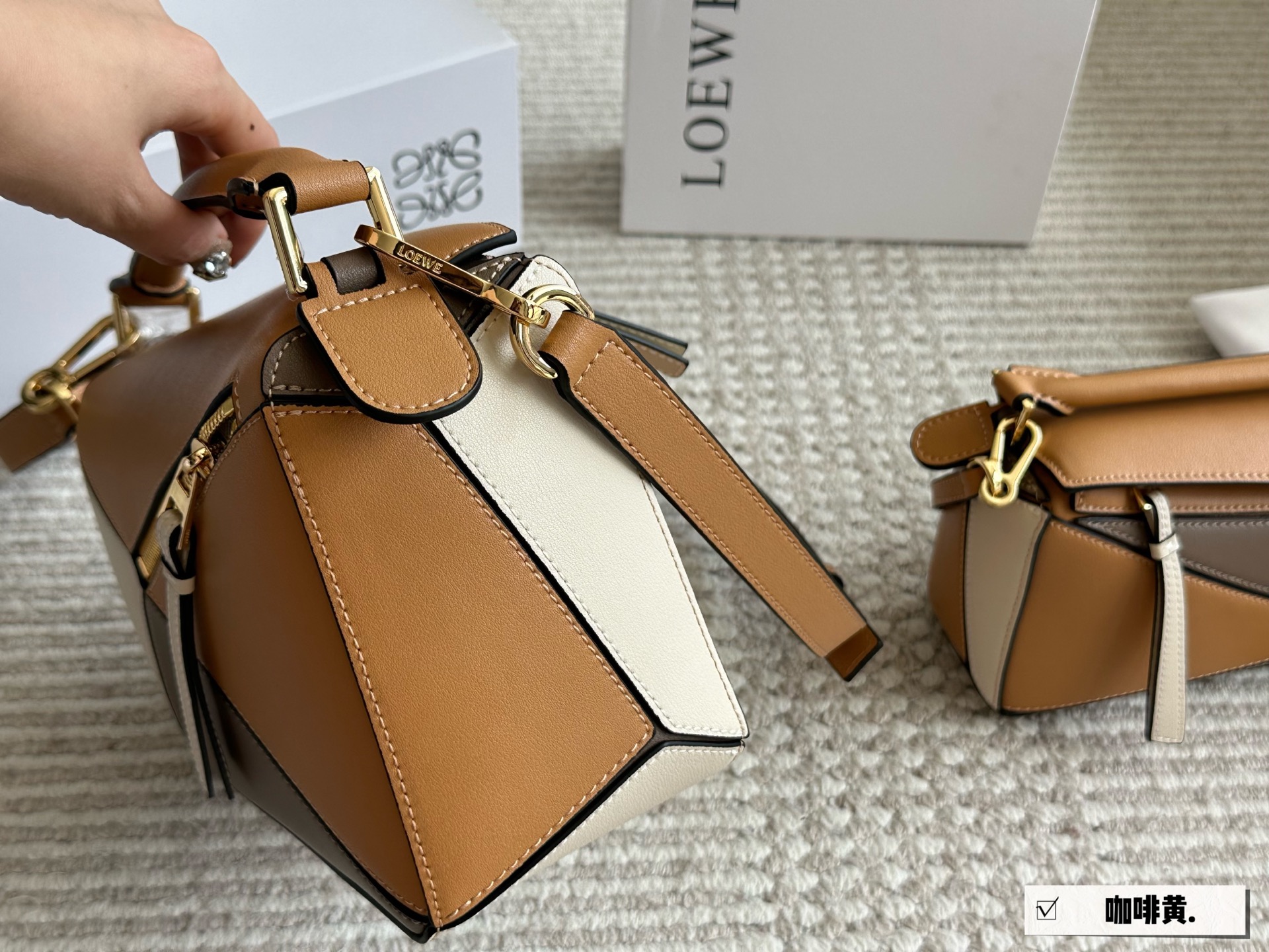 💰175 💰205 配盒

尺寸： 18*11cm（小号）   
          24*15cm（大号）
loewe  几何包puzzle 
很有质感的颜色，
新拼色粉紫色Puzzle Edge很高级哦！
⚠️牛皮品质🐂！
完全hold住！


