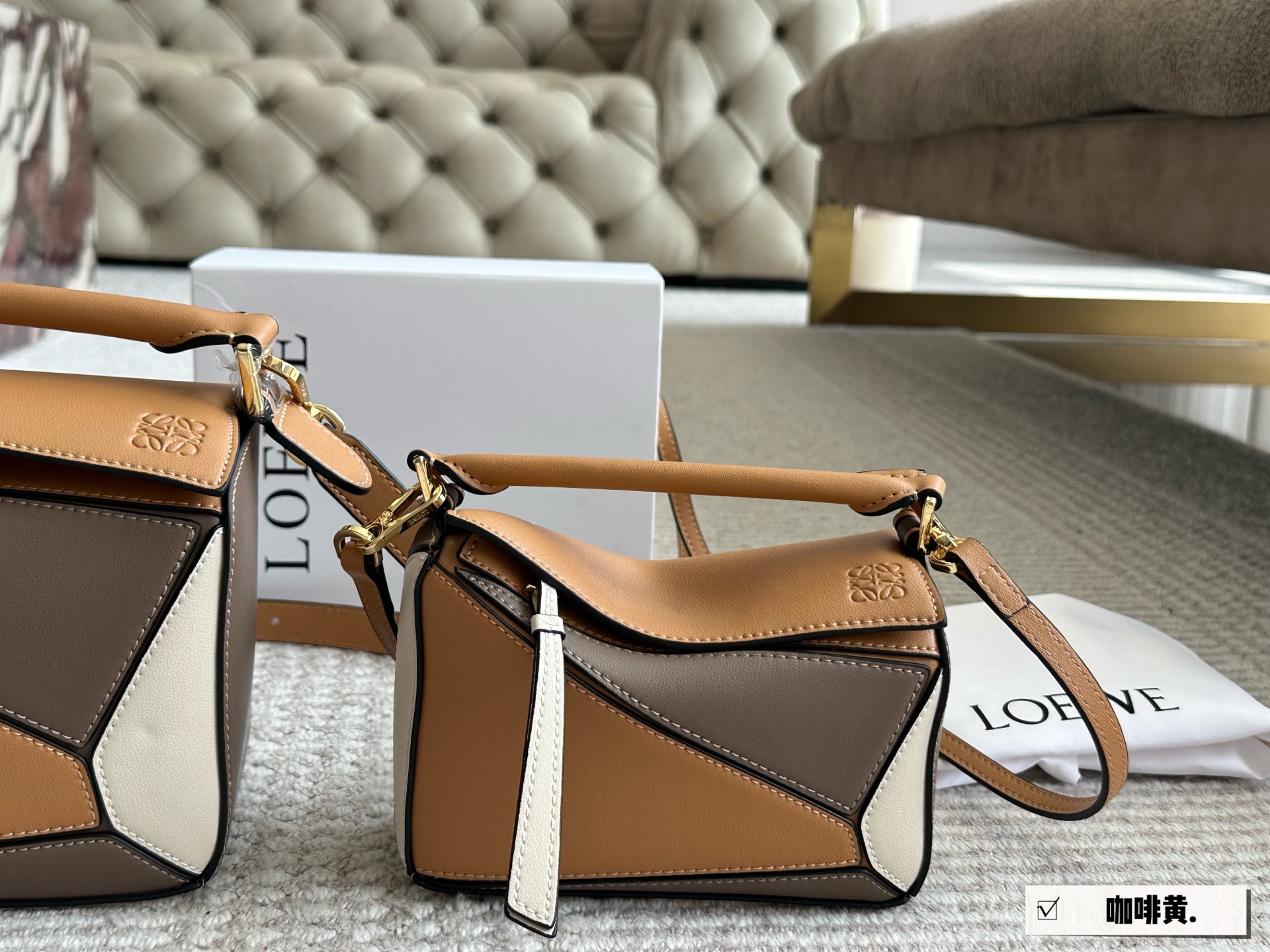 💰175 💰205 配盒

尺寸： 18*11cm（小号）   
          24*15cm（大号）
loewe  几何包puzzle 
很有质感的颜色，
新拼色粉紫色Puzzle Edge很高级哦！
⚠️牛皮品质🐂！
完全hold住！


