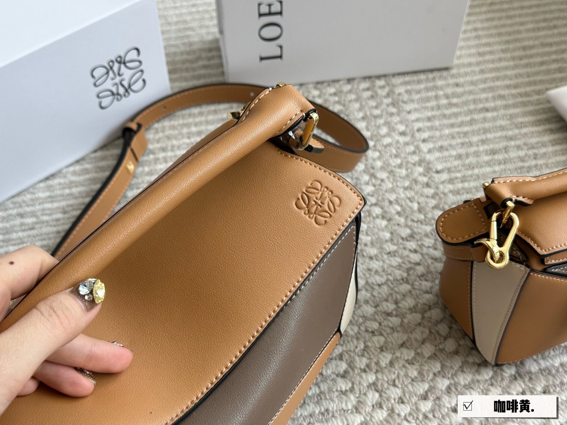 💰175 💰205 配盒

尺寸： 18*11cm（小号）   
          24*15cm（大号）
loewe  几何包puzzle 
很有质感的颜色，
新拼色粉紫色Puzzle Edge很高级哦！
⚠️牛皮品质🐂！
完全hold住！


