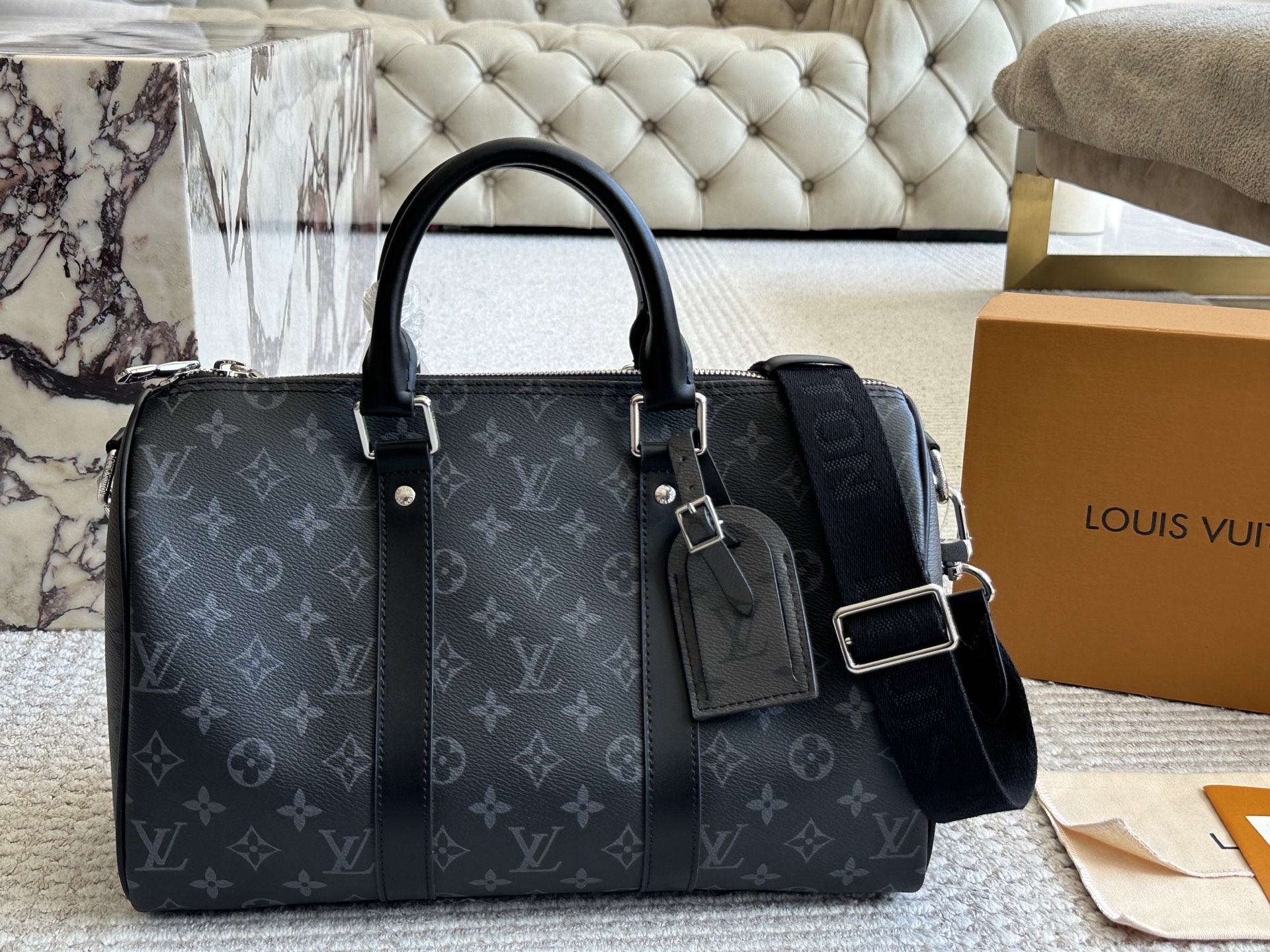 男帅女飒 LV keepall35 黑武士真的泰裤辣 路易威登 keepall 35 黑银配色 时髦与酷酷并存 黑色老花有辨识度又低调 city的行李牌整个包包有不单调 尼龙宽肩带 上身也不勒肩膀 尺寸 35 21cm 配盒