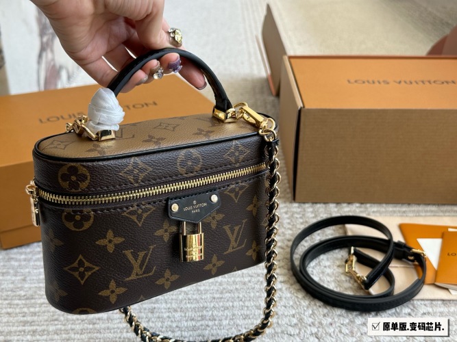 Louis Vuitton Petite Vanity Case Monogram Handbag with Chain, 19 x 12 cm 1 Louis Vuitton Petite Vanity Case Monogram Handbag with Chain, 19 x 12 cm