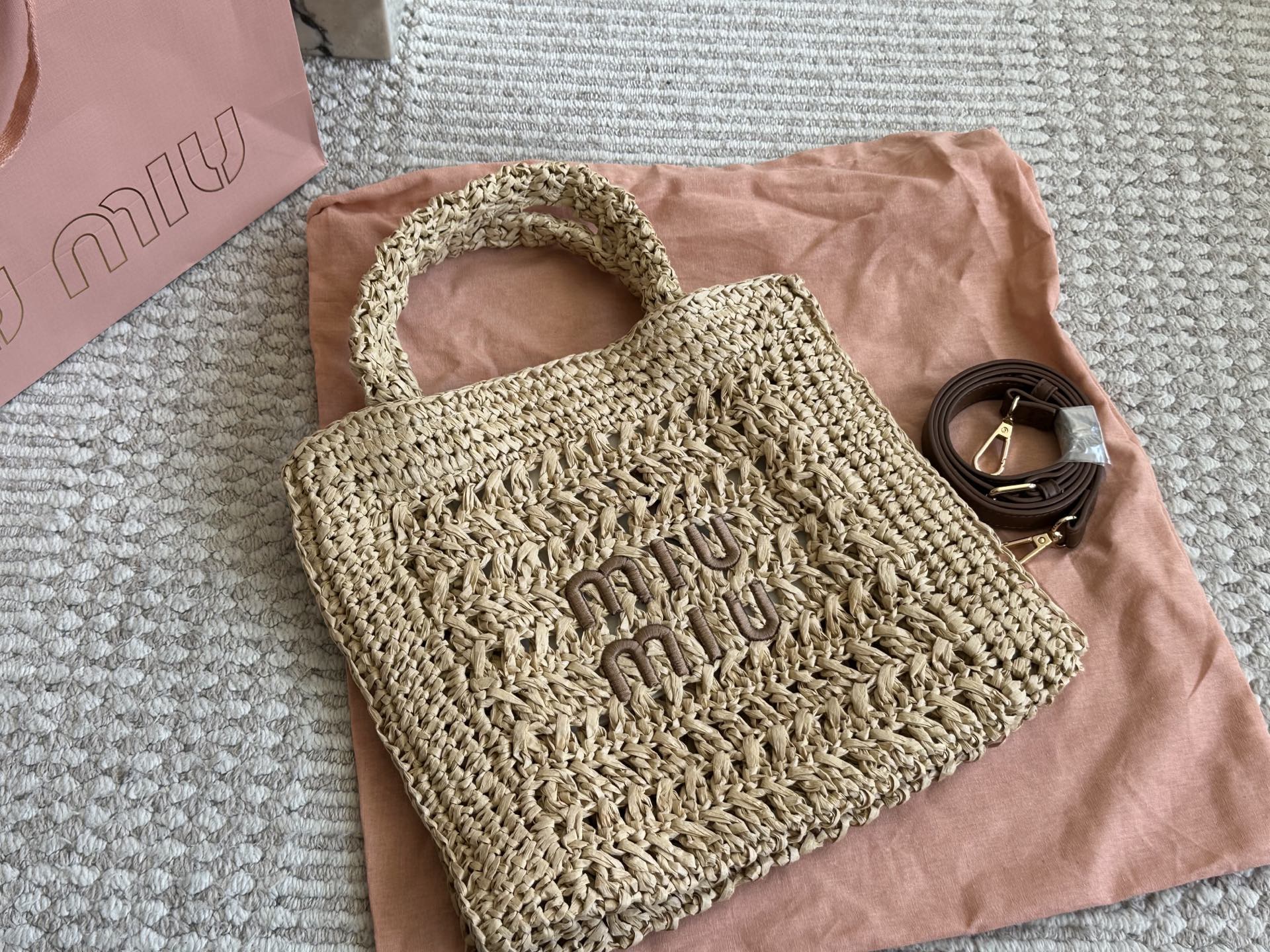 miumiu拉菲草托特杏色p200 

这个真的让你们等很久了!!这个编织系列真的每款都充满浪漫气息~自然色调的配色百看不厌，满满都是温柔慰藉，且不论是随意穿搭或是精心装扮随手拎着就超级美!容量超级大，能让你装上出门必需品可以装重要物品喔! #miumiu 28*26