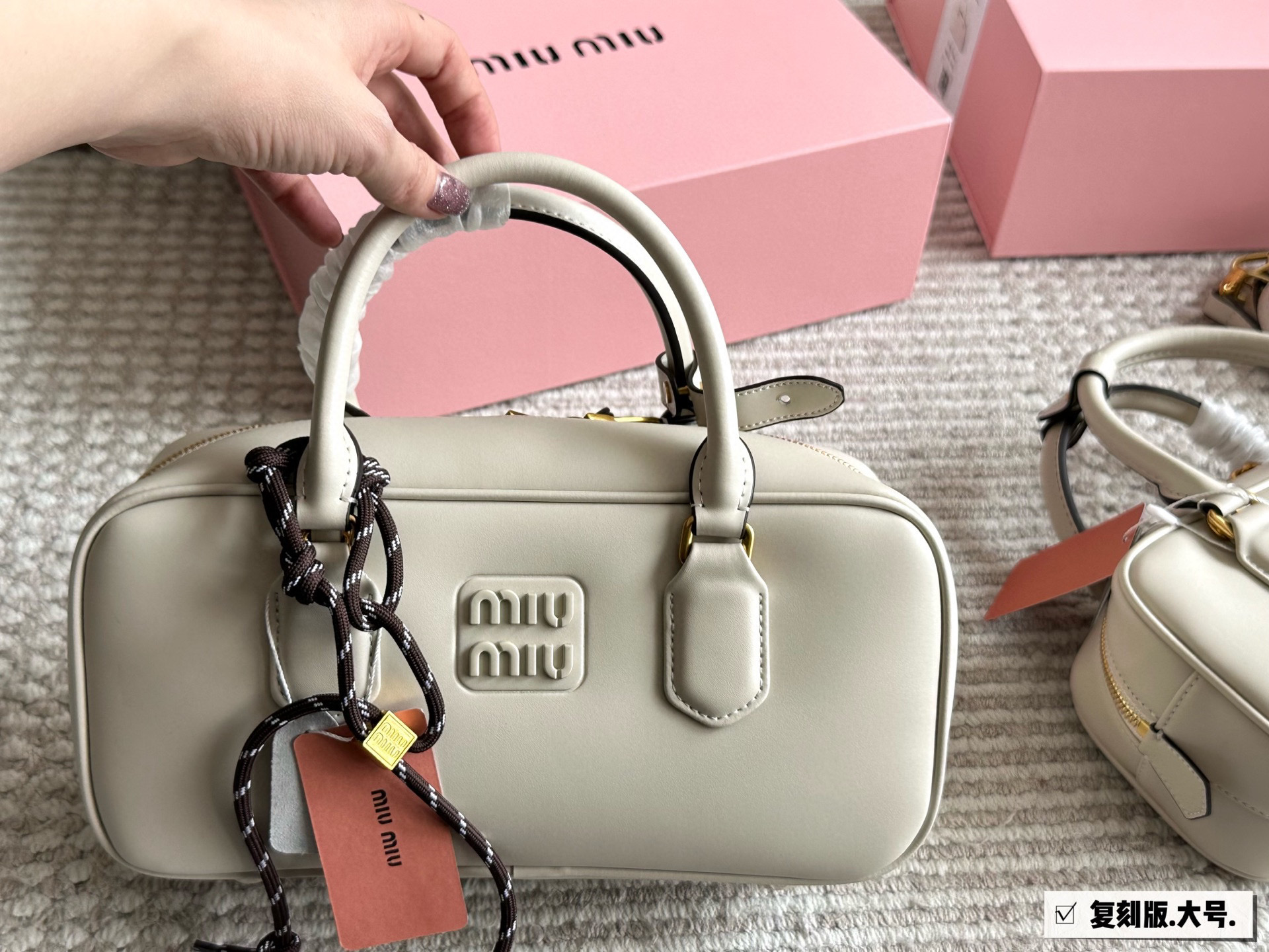 Miu Miu Bolos Bowling/Maletín: Elegancia y Funcionalidad en un Diseño Adorable 10 i1746279115925 3325 0 8