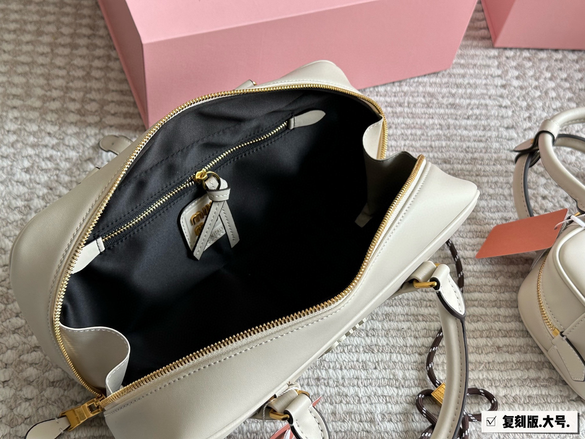 Miu Miu Bolos Bowling/Maletín: Elegancia y Funcionalidad en un Diseño Adorable 9 i1746279116299 4031 0 7