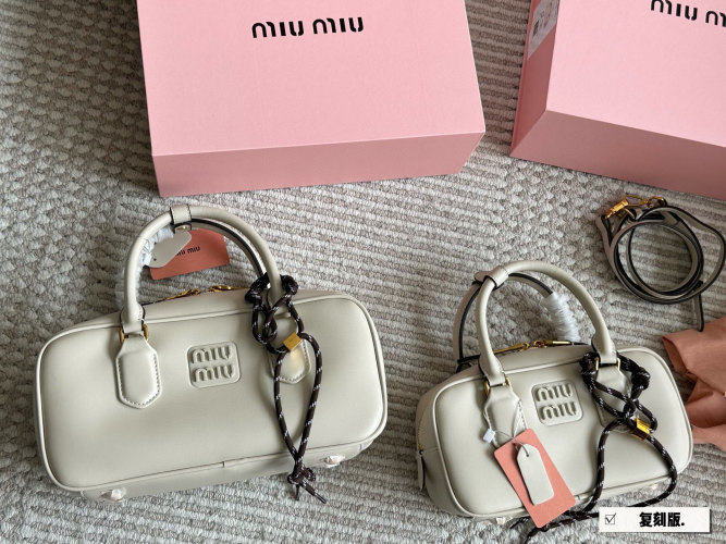 Miu Miu Bolos Bowling/Maletín: Elegancia y Funcionalidad en un Diseño Adorable 7 Miu Miu Bolos Bowling/Maletín: Elegancia y Funcionalidad en un Diseño Adorable