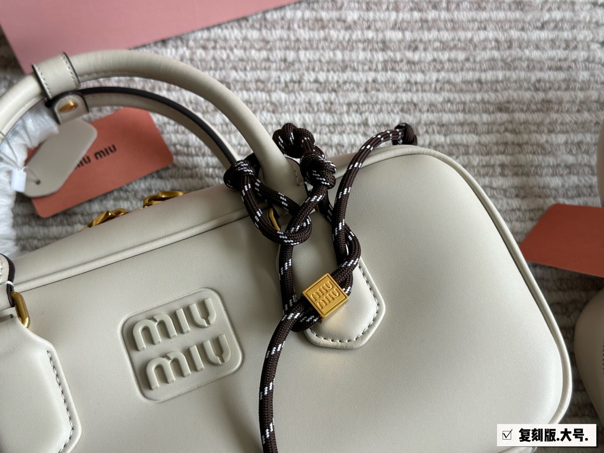 Miu Miu Bolos Bowling/Maletín: Elegancia y Funcionalidad en un Diseño Adorable 5 i1746279118935 9784 0 3