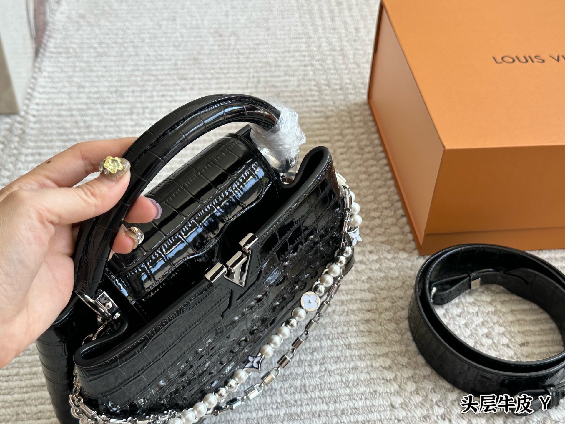 💰310 礼盒 牛皮

size :20cm
L家 Capucines手袋 
全粒纹 头层牛皮！
感觉低调 但有奢华质感 ！！
经典！经典！