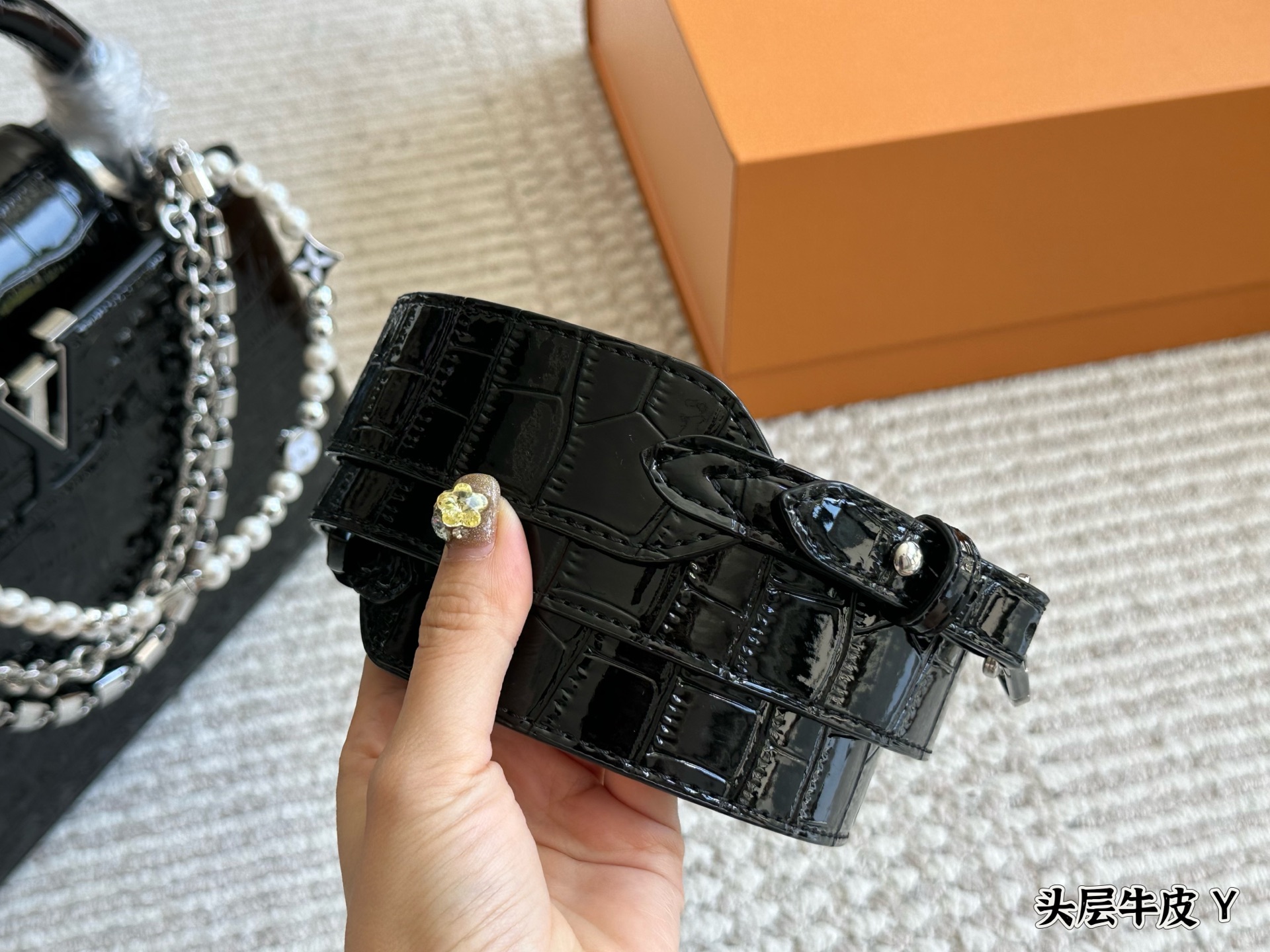 💰310 礼盒 牛皮

size :20cm
L家 Capucines手袋 
全粒纹 头层牛皮！
感觉低调 但有奢华质感 ！！
经典！经典！