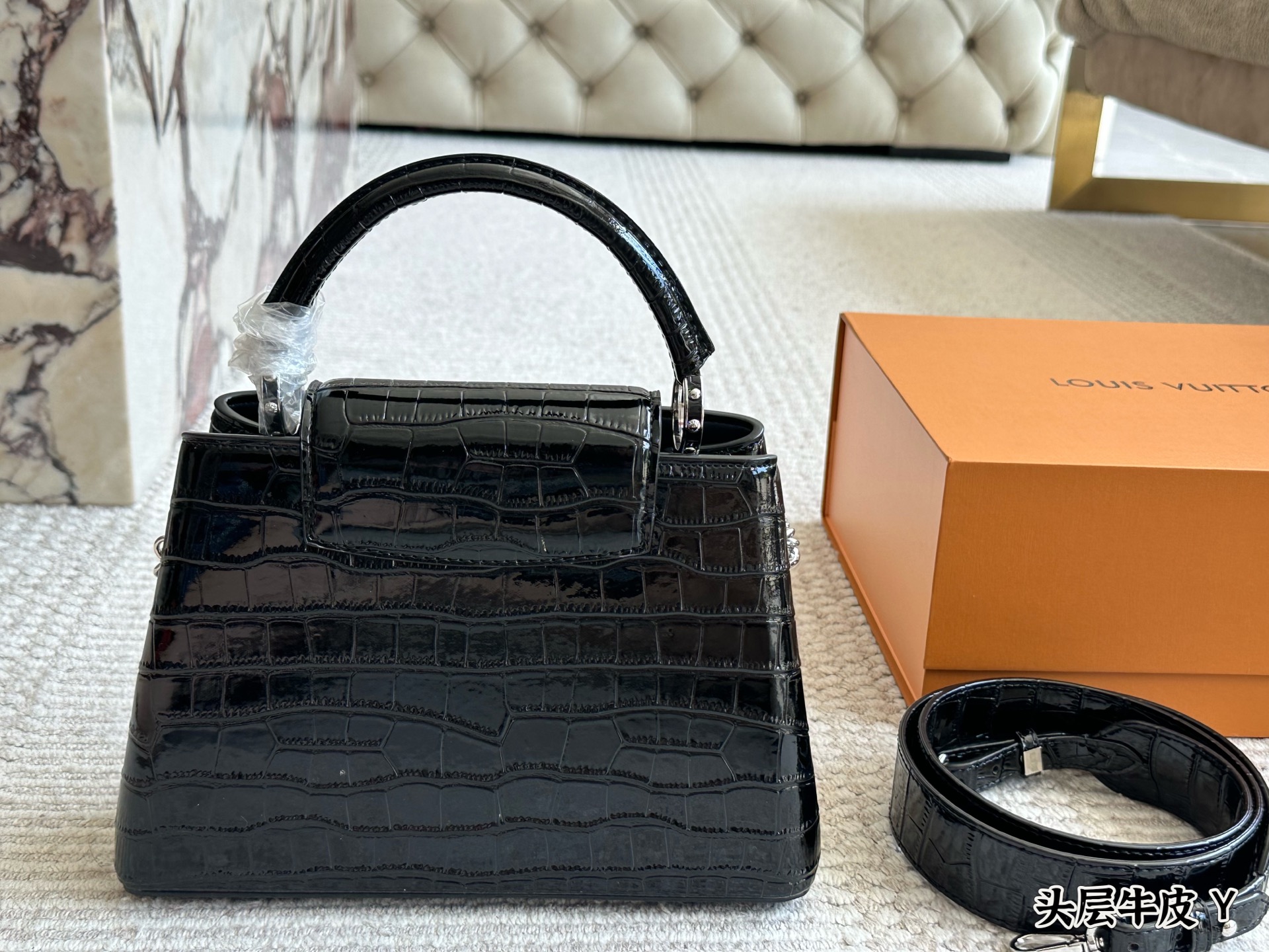 💰310 礼盒 牛皮

size :20cm
L家 Capucines手袋 
全粒纹 头层牛皮！
感觉低调 但有奢华质感 ！！
经典！经典！
