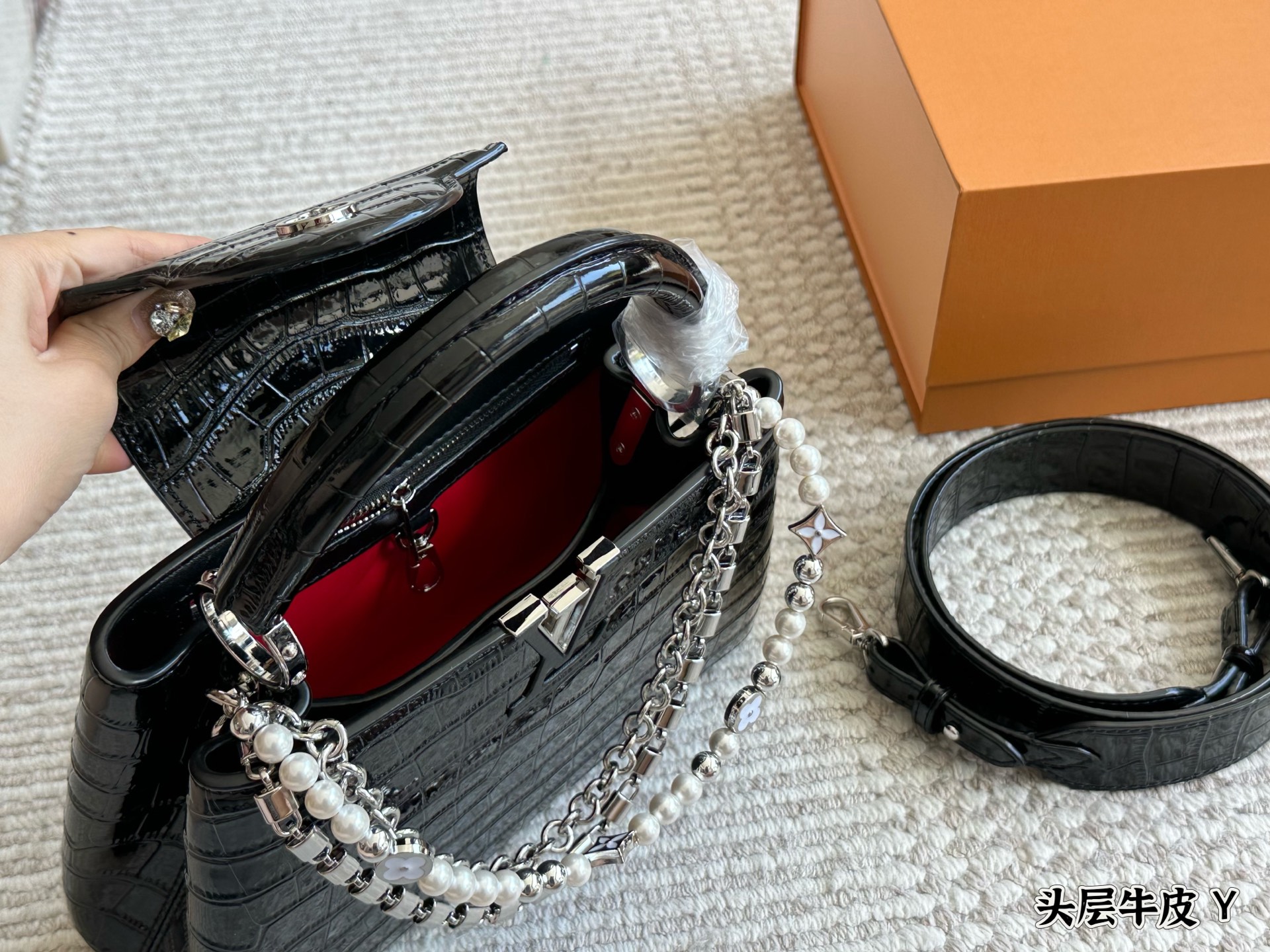 💰310 礼盒 牛皮

size :20cm
L家 Capucines手袋 
全粒纹 头层牛皮！
感觉低调 但有奢华质感 ！！
经典！经典！