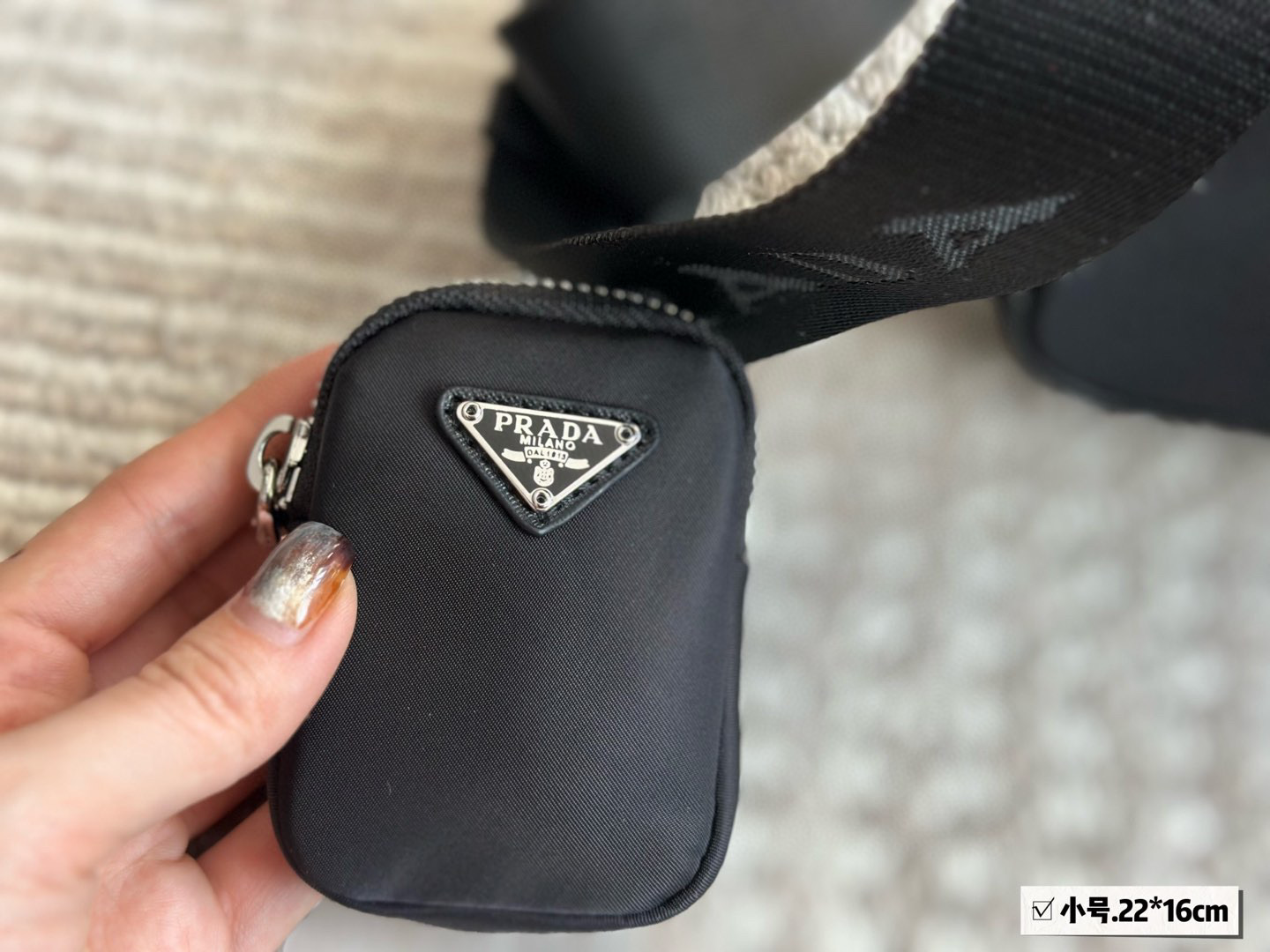 p145p155p165
配盒 顶级品质
小21cm 中24cm 大28cm (底长)
Prada  hobo三合一！
⚠️出口韩国的订单！
⚠️质量超级好！！
一个类似于饺子包的大包加上一个小包，一条宽肩带加一个链条，脑子里是瞬间相出了N种搭配方式，非常的百搭，上身也非常的好看！
