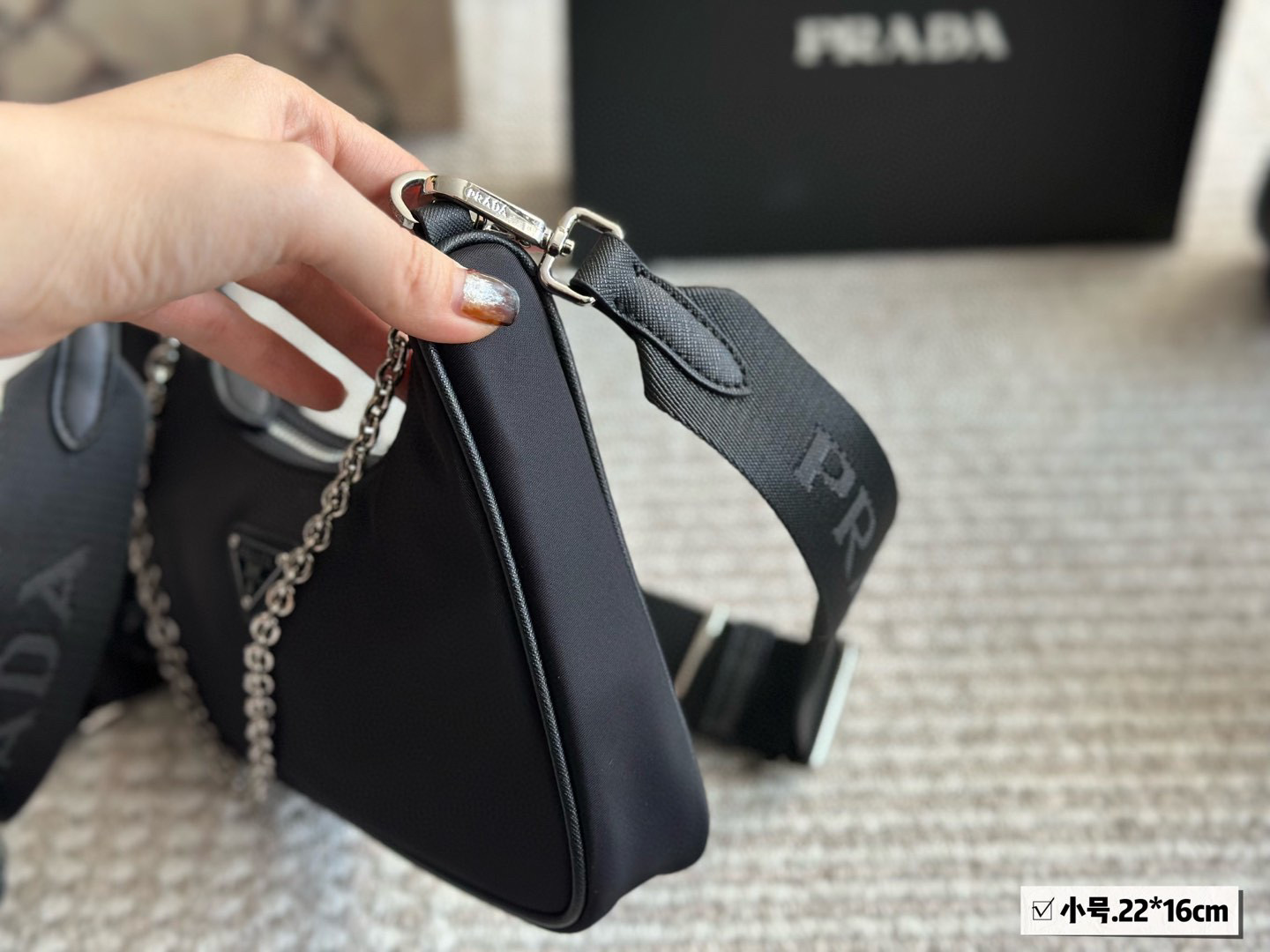 p145p155p165
配盒 顶级品质
小21cm 中24cm 大28cm (底长)
Prada  hobo三合一！
⚠️出口韩国的订单！
⚠️质量超级好！！
一个类似于饺子包的大包加上一个小包，一条宽肩带加一个链条，脑子里是瞬间相出了N种搭配方式，非常的百搭，上身也非常的好看！