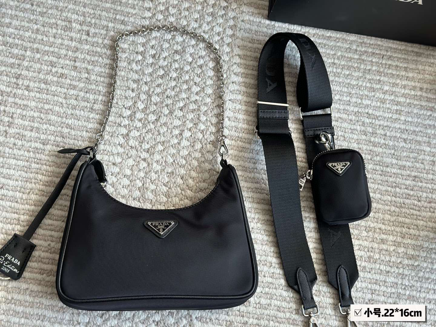 p145p155p165
配盒 顶级品质
小21cm 中24cm 大28cm (底长)
Prada  hobo三合一！
⚠️出口韩国的订单！
⚠️质量超级好！！
一个类似于饺子包的大包加上一个小包，一条宽肩带加一个链条，脑子里是瞬间相出了N种搭配方式，非常的百搭，上身也非常的好看！