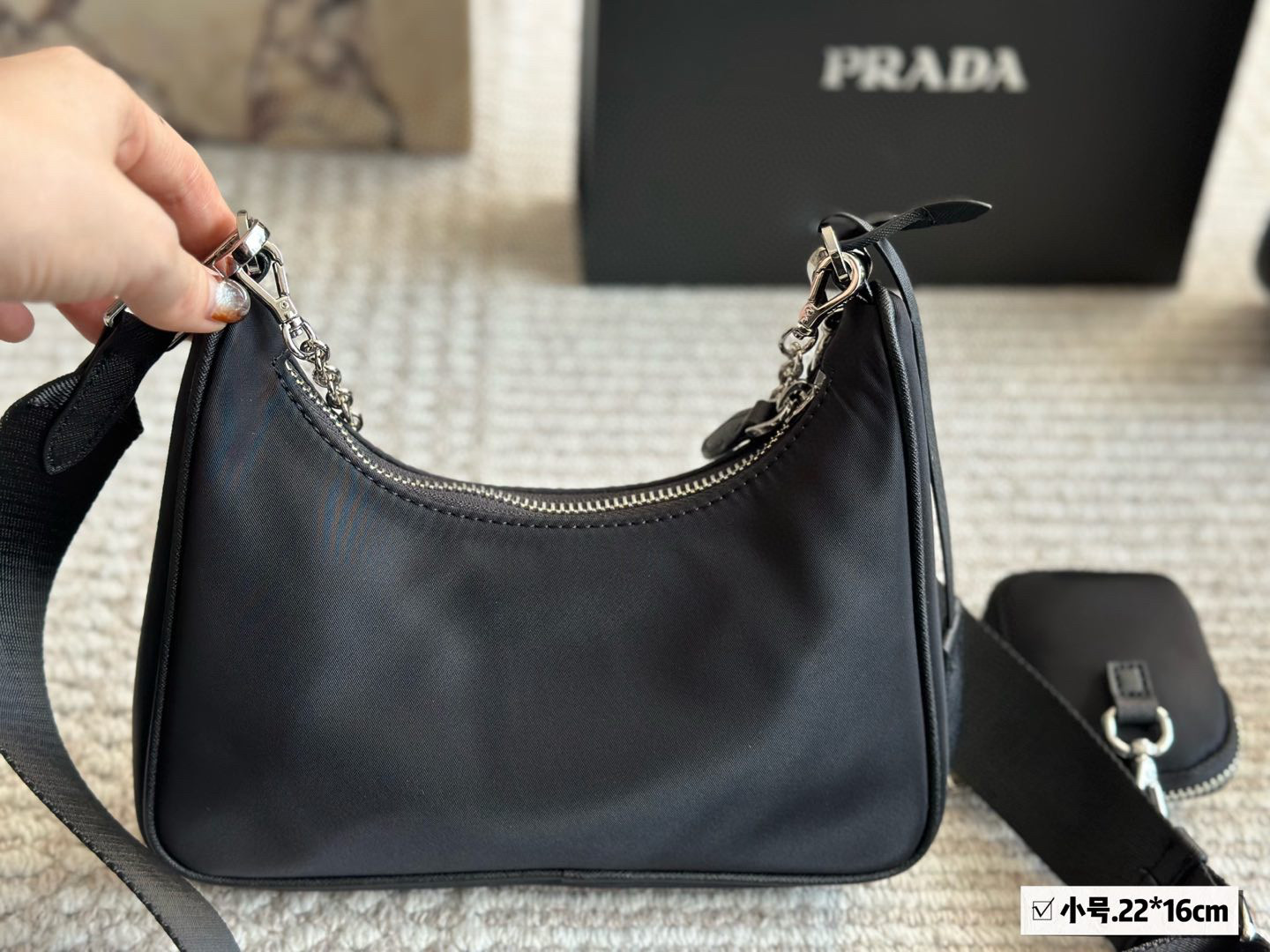 p145p155p165
配盒 顶级品质
小21cm 中24cm 大28cm (底长)
Prada  hobo三合一！
⚠️出口韩国的订单！
⚠️质量超级好！！
一个类似于饺子包的大包加上一个小包，一条宽肩带加一个链条，脑子里是瞬间相出了N种搭配方式，非常的百搭，上身也非常的好看！