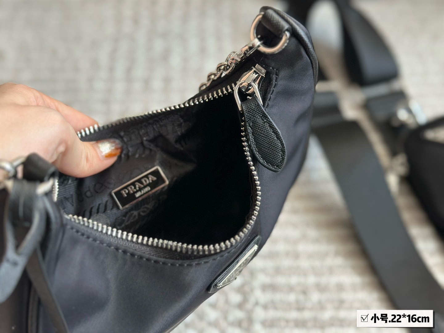 p145p155p165
配盒 顶级品质
小21cm 中24cm 大28cm (底长)
Prada  hobo三合一！
⚠️出口韩国的订单！
⚠️质量超级好！！
一个类似于饺子包的大包加上一个小包，一条宽肩带加一个链条，脑子里是瞬间相出了N种搭配方式，非常的百搭，上身也非常的好看！