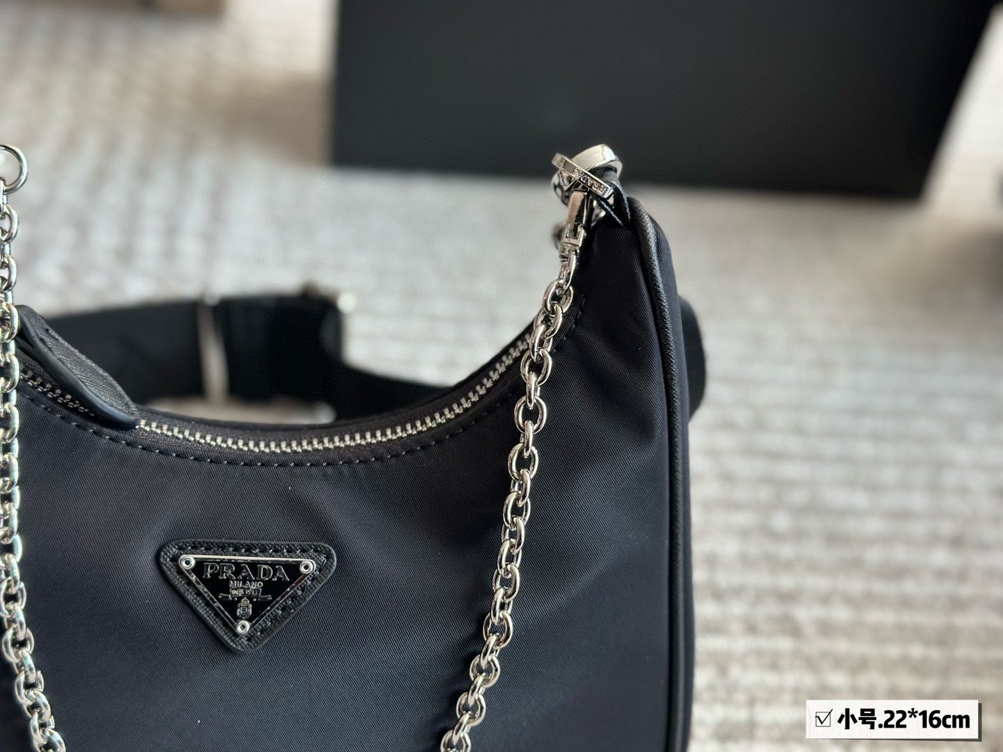p145p155p165
配盒 顶级品质
小21cm 中24cm 大28cm (底长)
Prada  hobo三合一！
⚠️出口韩国的订单！
⚠️质量超级好！！
一个类似于饺子包的大包加上一个小包，一条宽肩带加一个链条，脑子里是瞬间相出了N种搭配方式，非常的百搭，上身也非常的好看！